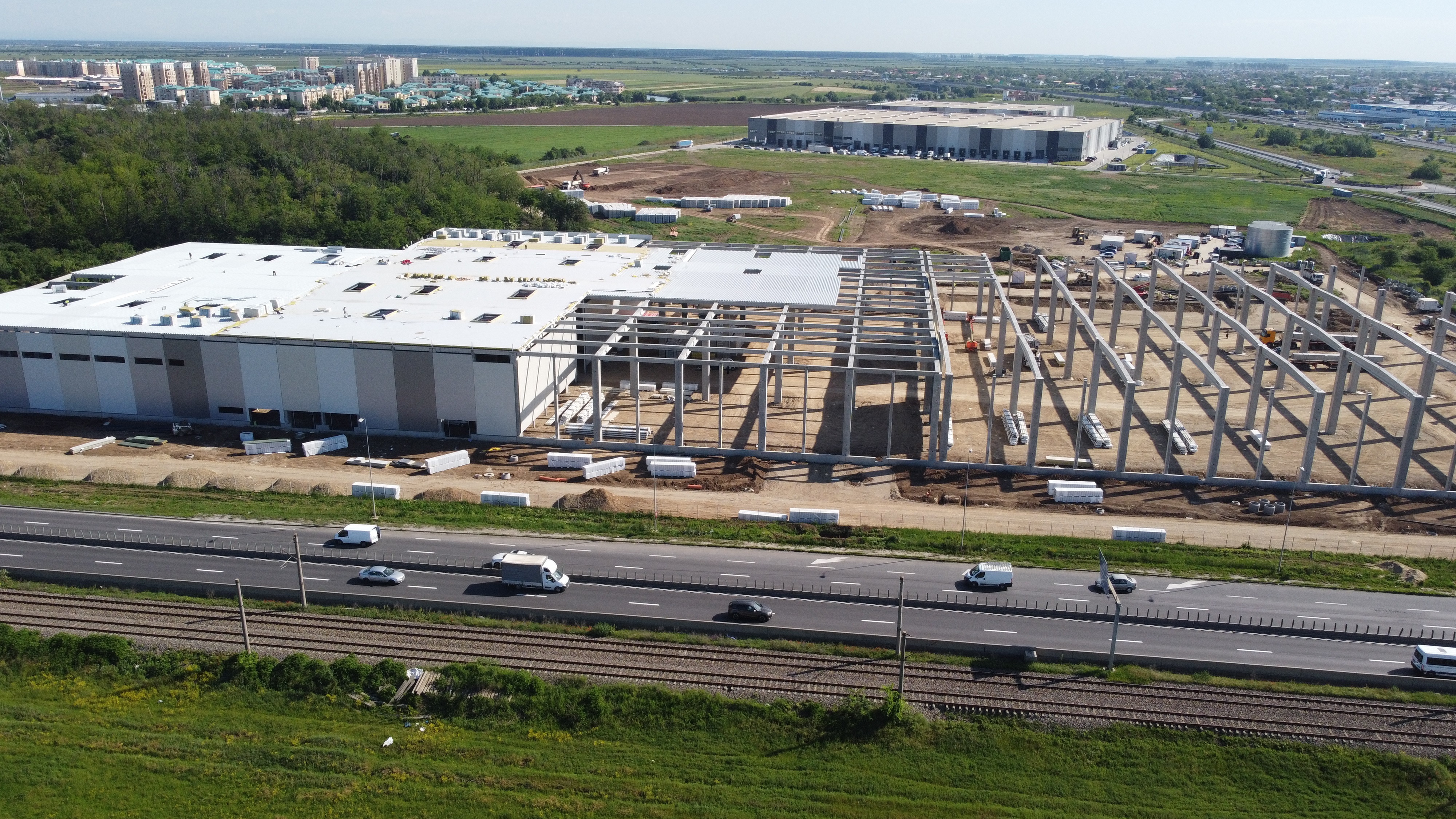 Compania de curierat DHL Express deschide un nou centru logistic în parcul logistic VGP Park Bucharest North, în localitatea Ștefănești, specializat în sortarea coletelor care sosesc pe cale aeriană