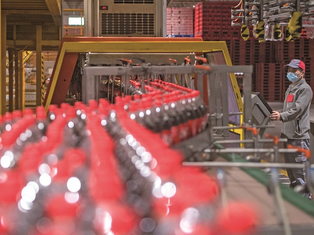 Producătorii de băuturi spun că piața a scăzut cu 5% după introducerea "taxei pe zahăr"