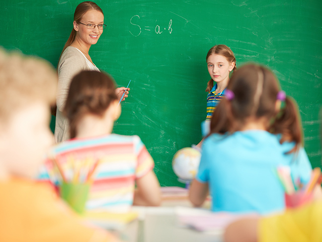 Cum arată salariile din școlile private: o educatoare câștigă între 4.000 și 5.500 de lei, iar un profesor de ciclu gimnazial sau liceal poate ajunge la venituri de până la 9.000 de lei