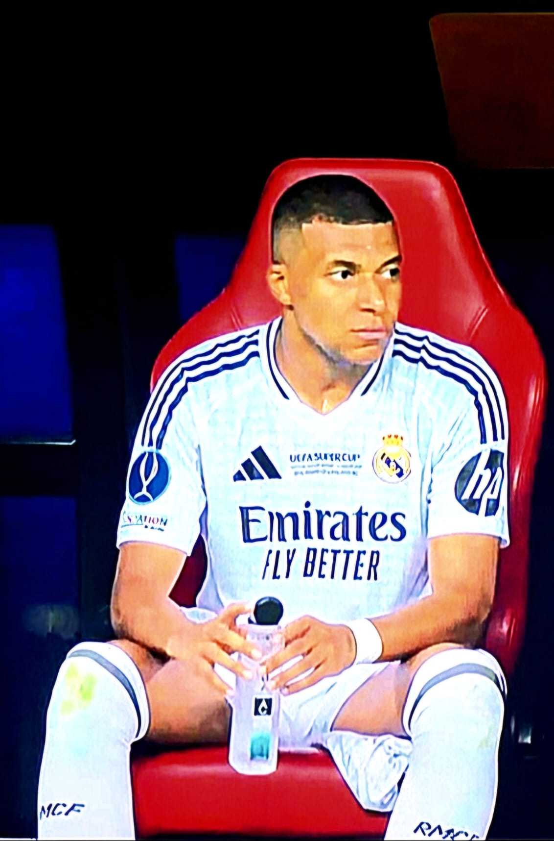 Valvis a dat lovitura: Celebrul fotbalist Mbappe a fost surprins pe banca de rezerve de la Real Madrid în finala Supercupei Europei cu o sticlă de Aqua Carpatica în mână