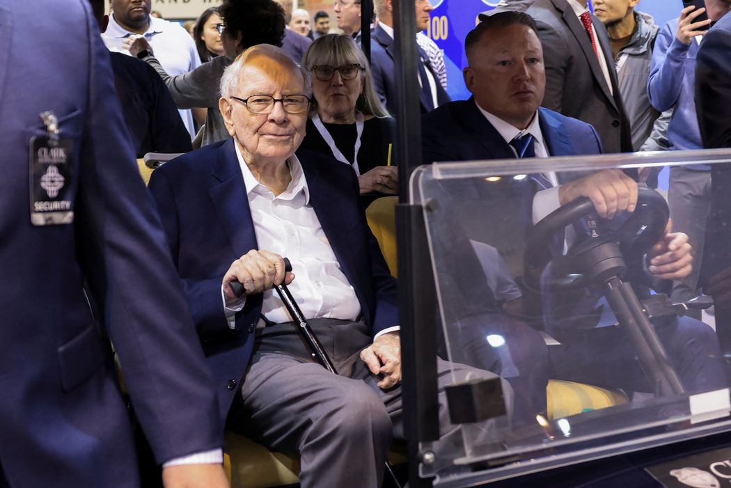 Gigantul Berkshire Hathaway a legendarului Warren Buffett a renunțat la peste jumătate din participația la Apple. Miliardarul a vândut acțiuni în valoare de 76 mld. dolari, generând un profit uriaș de 47,2 mld. dolari