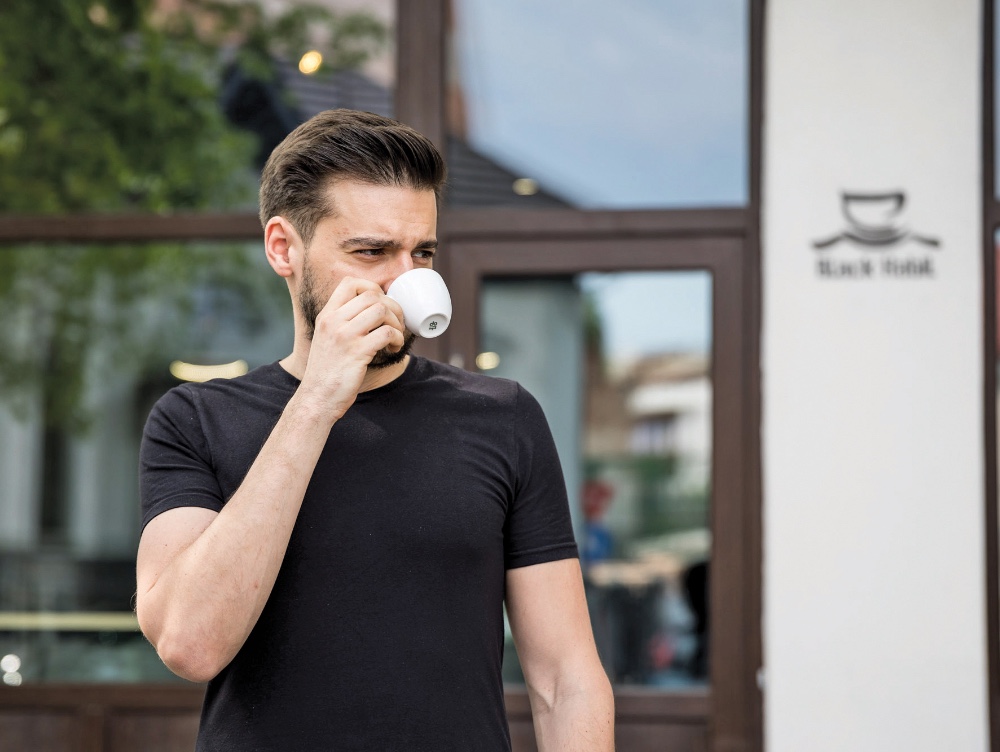 Povestea unui tânăr care a decis să nu mai lucreze pentru o corporație și să își înceapă propria afacere. Acum el face peste 1 milion de lei cu afacerea lui