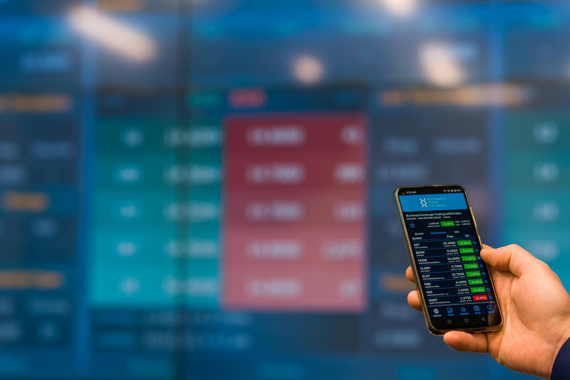 Ce multiplii de tranzacționare au Banca Transilvania și BRD comparativ cu alte acțiuni bancare, precum Erste, Raiffeisen, OTP, PKO, Alior, pe baza estimărilor pentru 2024 și 2025. Rentabilitatea capitalurilor băncii de la Cluj, dublă față de mediană