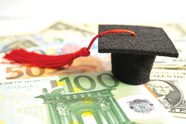 Școlile private și bursele de merit. De ce au nevoie copiii pentru care părinții plătesc taxe de mii de euro de burse de merit: „Niciun copil nu ar trebui să fie privat de un drept pe care îl are“