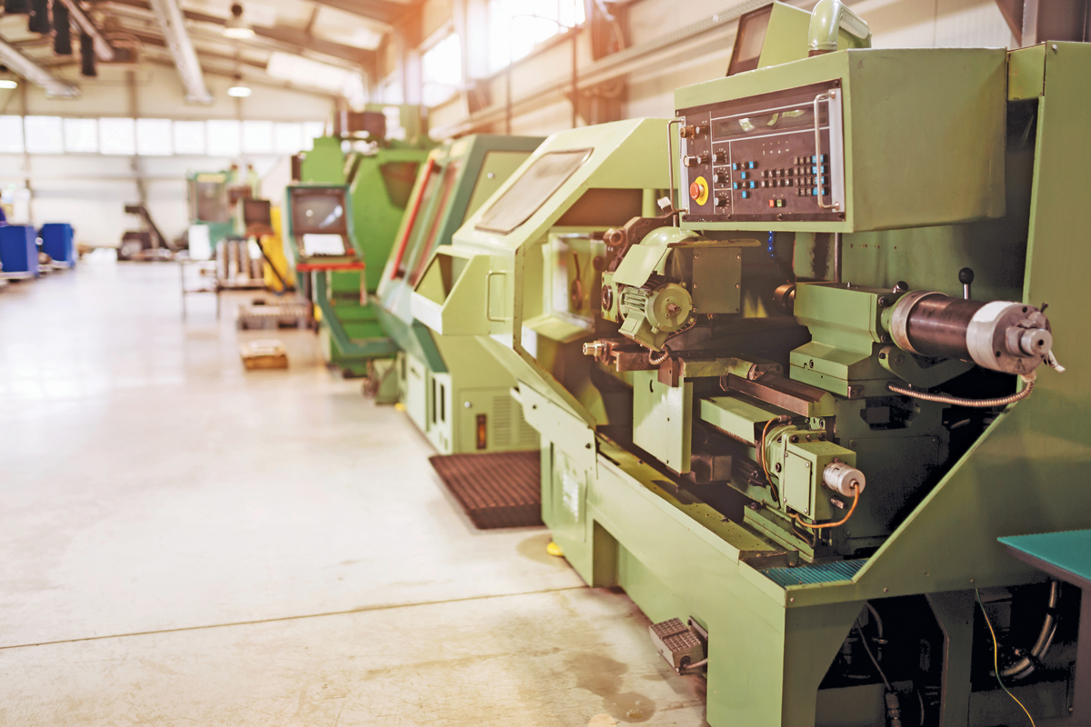 Industriile maghiară și poloneză sunt înghețate în recesiune. În Ungaria, lipsa de activitate a fabricilor forțează companiile să trimită oamenii în șomaj în număr tot mai mare, iar acolo unde vin investiții noi există teama că vor fi angajați străini