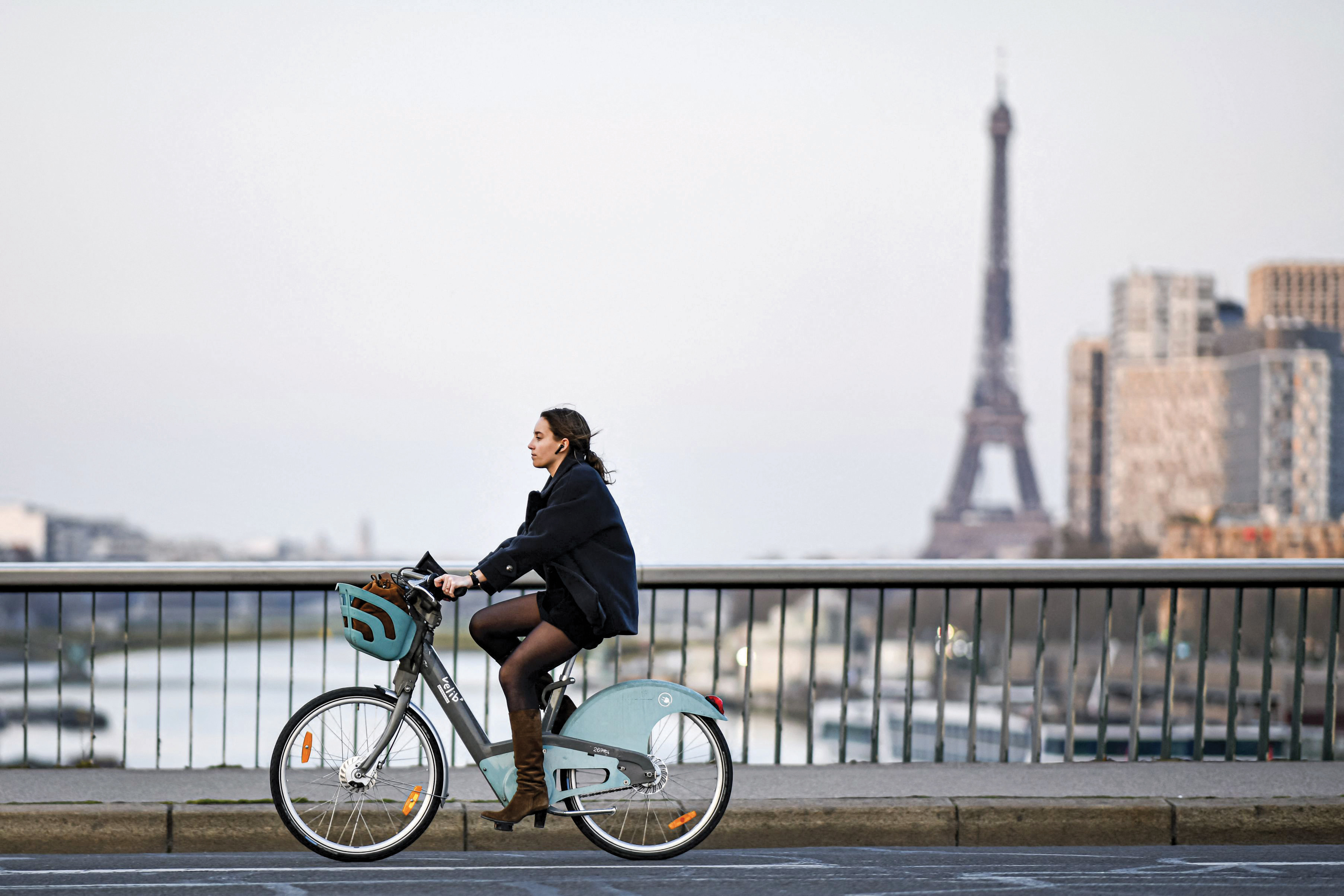 2024, asediul Parisului. De pe bicicletă