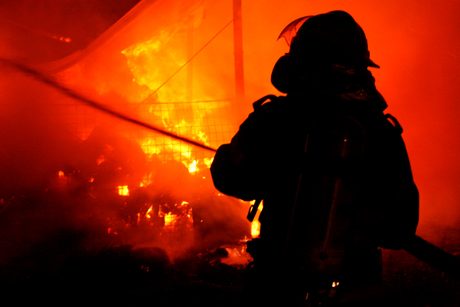 Pompierii români aflați în Grecia  acționează pentru stingerea unui incendiu de vegetație uscată