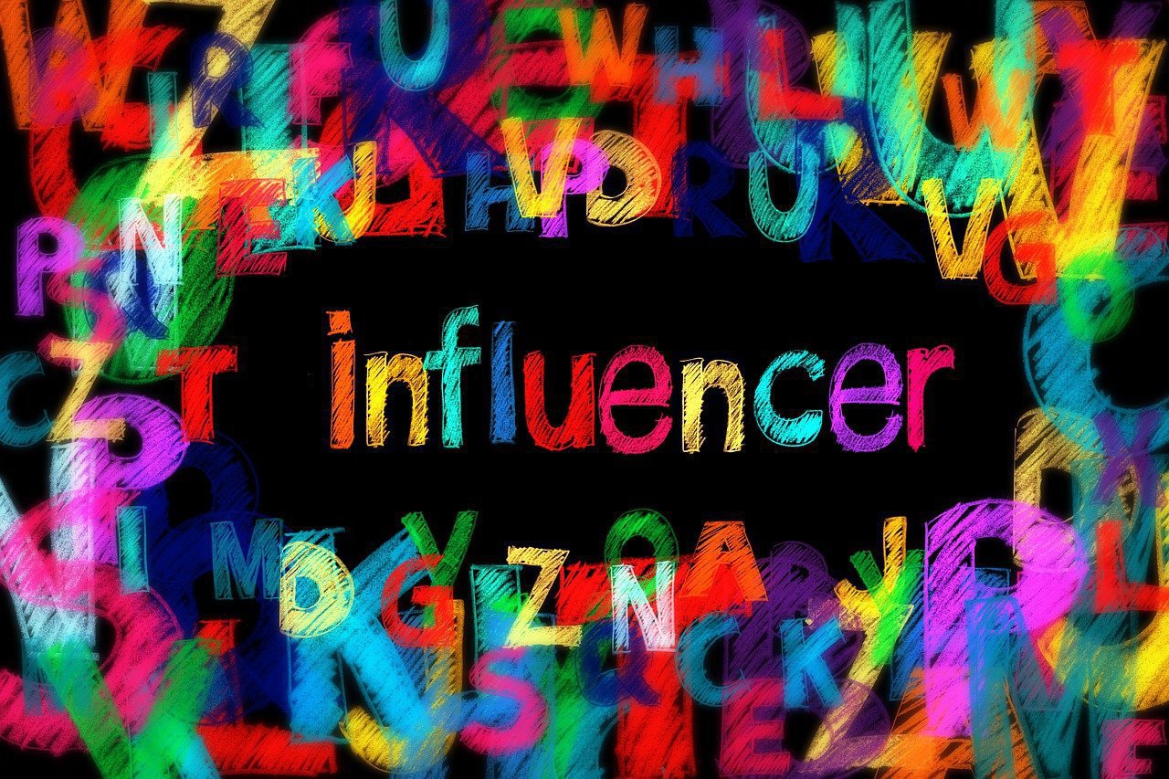 Cum a pierdut o influenceriță româncă un contract de imagine cu unul dintre cele mai mari lanțuri de magazine din România cu un simplu gest și chiar a declanșat și un scandal imens pe plan local