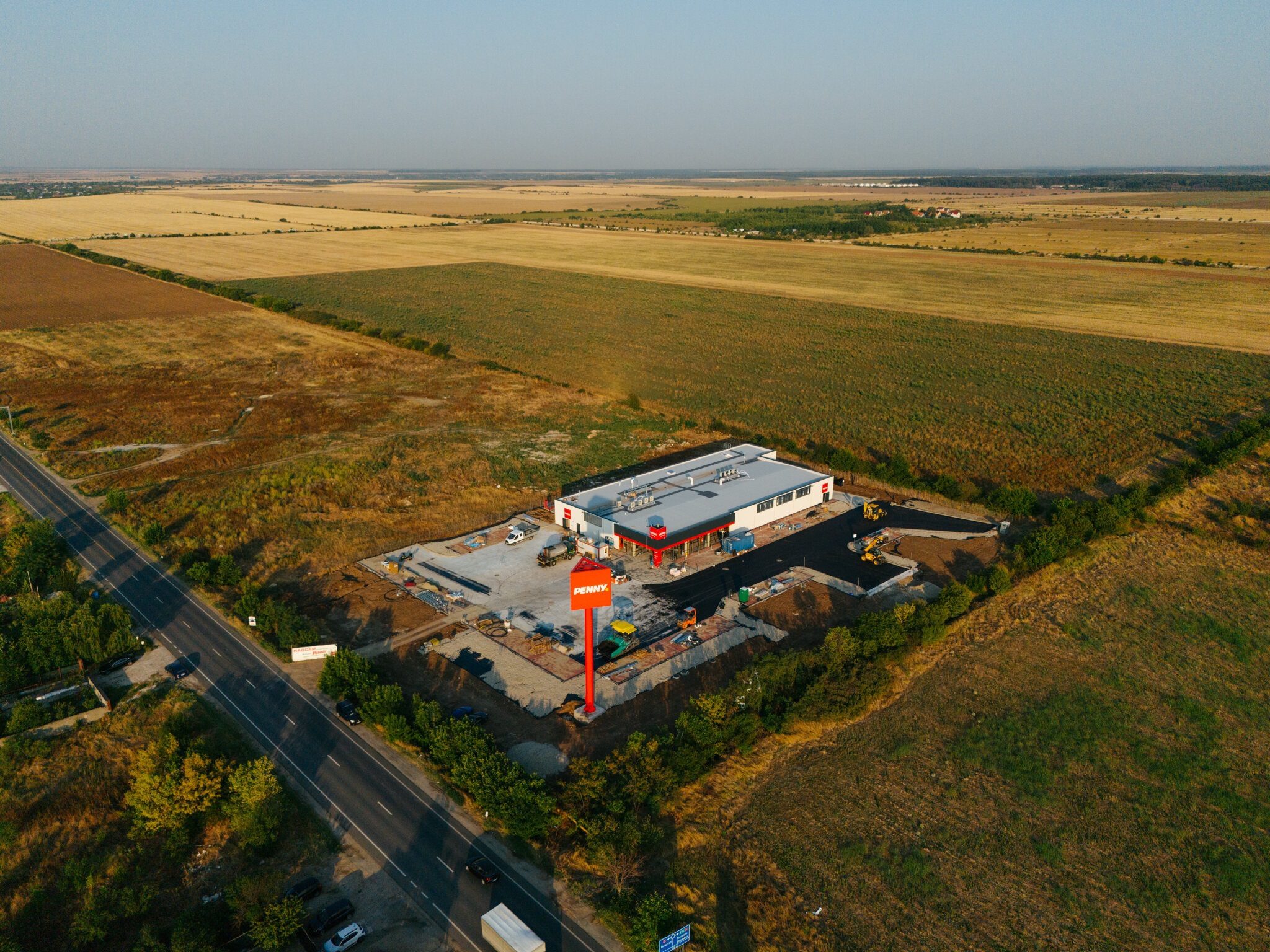 Discounterul german Penny, cu circa 380 de magazine în România, a început lucrările la cel de-al cincilea depozit de pe piata locală, în Mihăilești, județul Giurgiu, investitia fiind estimată la 35 de milioane de euro