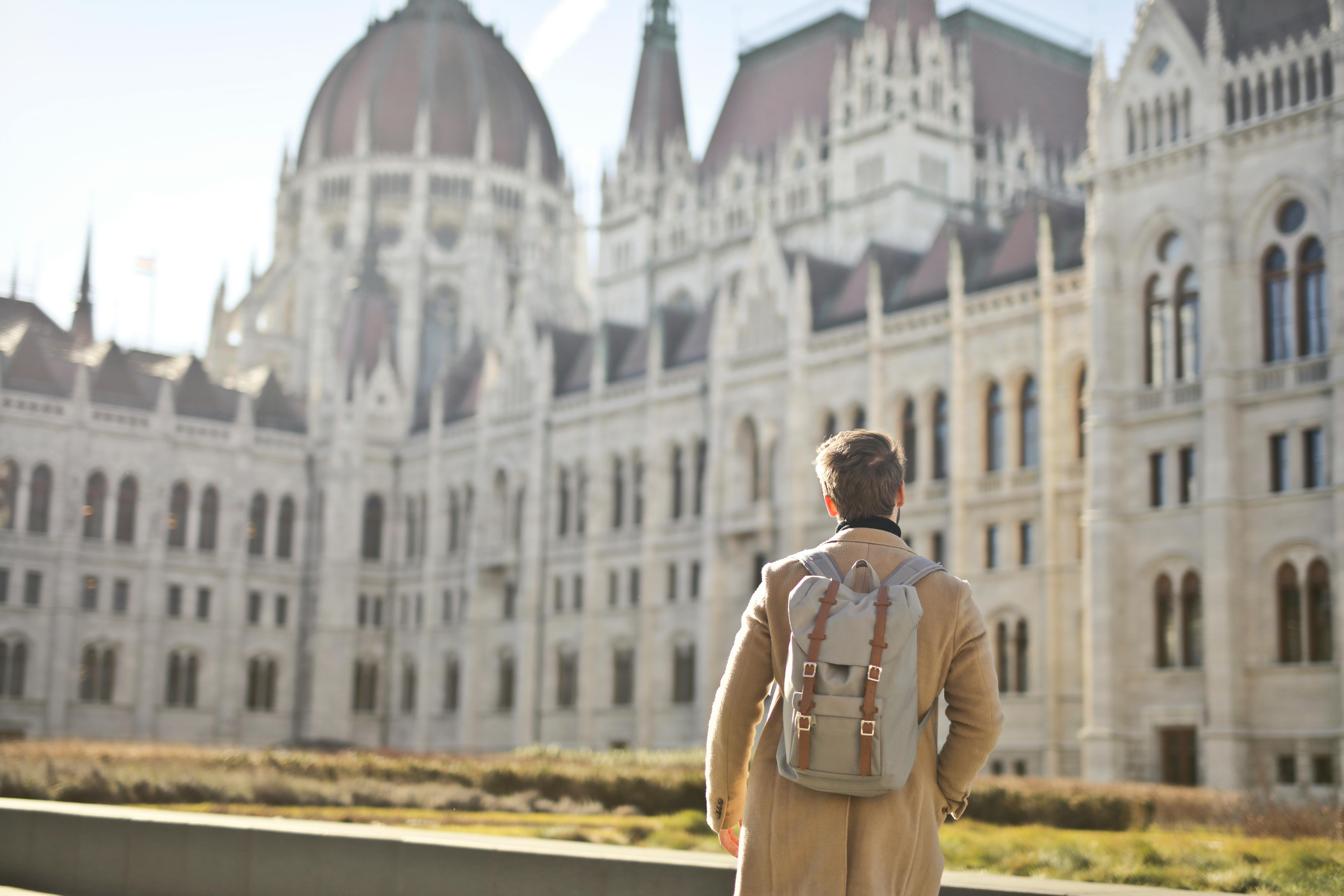 Prezentatoare TV,raportată serviciilor sociale pentru că i-a permis fiului de 15 ani să călătorească prin Europa