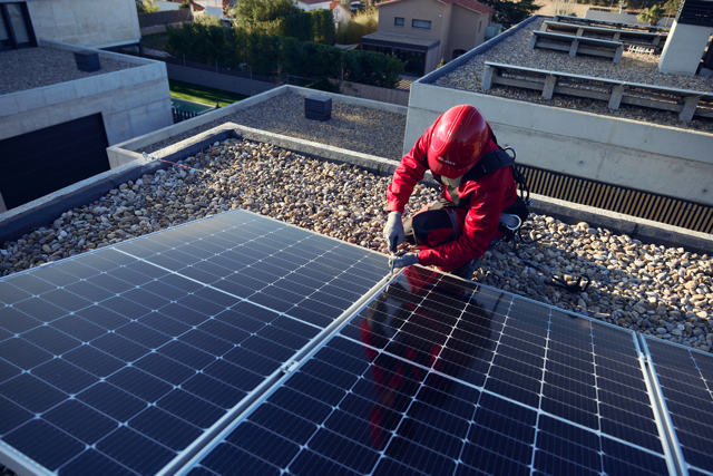 E.ON Energie România a instalat, în primele opt luni ale anului, peste 3.500 de sisteme fotovoltaice la clienții rezidențiali, de 8 ori mai mult față de întreg anul trecut. Aproximativ 10% au și baterii de stocare