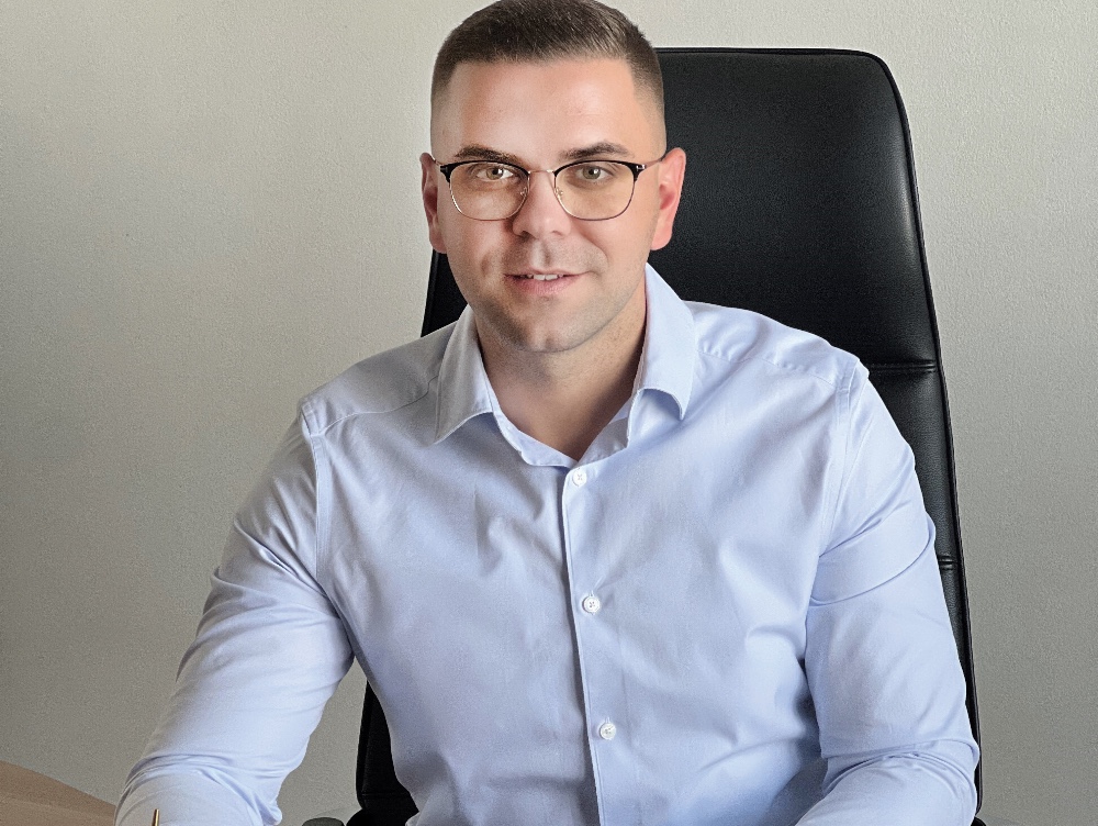 Cine este tânărul român de 31 de ani, implicat în afacerea de familie care are rulaje de 1 mld. de lei