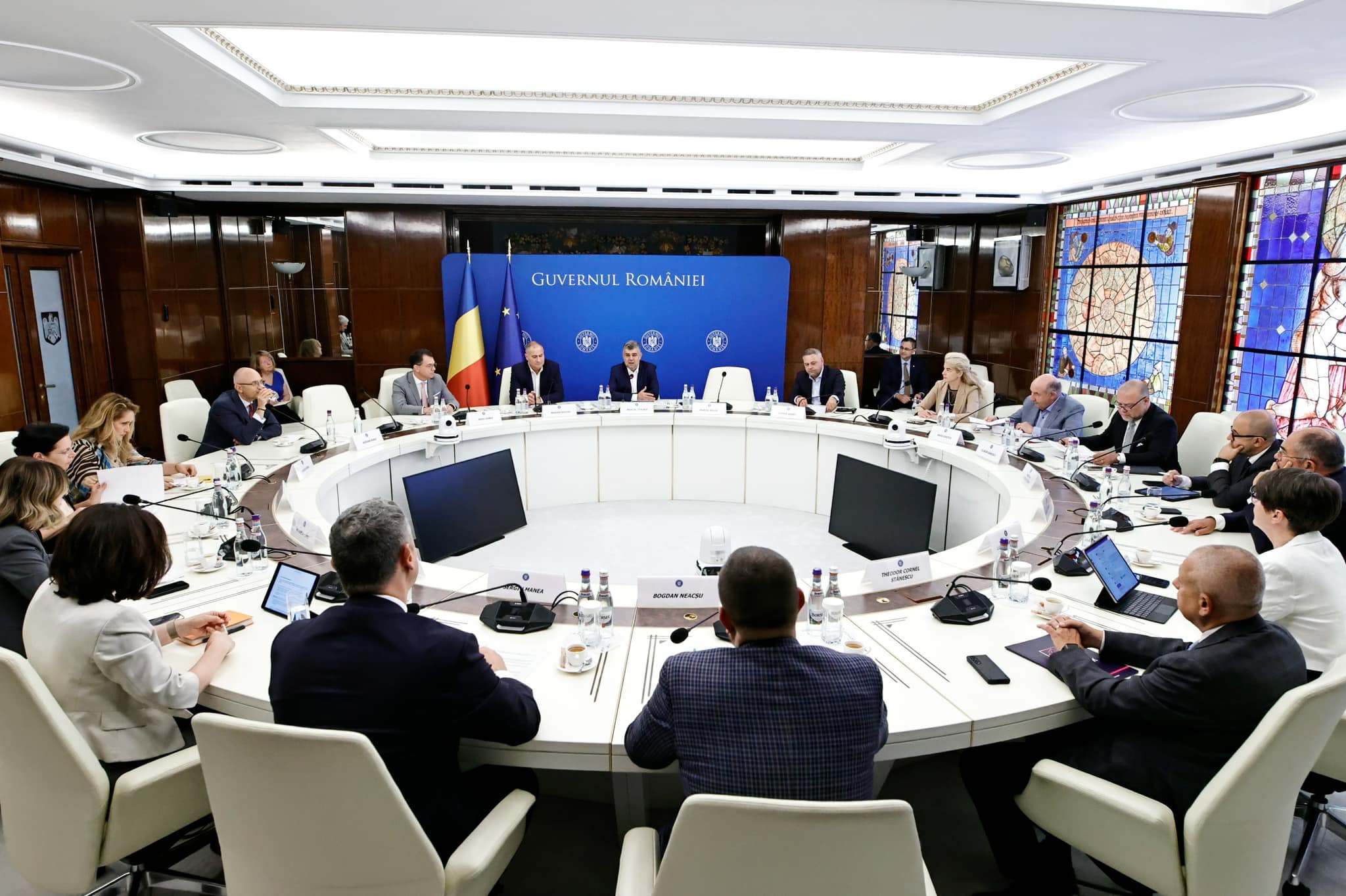 Premierul Ciolacu le cere băncilor să susțină programele economice ale Guvernului: Le-am spus celor mai importanți bancheri că acest Guvern continuă, fără rezerve, să susțină în mod prioritar investițiile publice, iar 80% din deficitul bugetar pe primele 8 luni din 2024 este generat de investiții