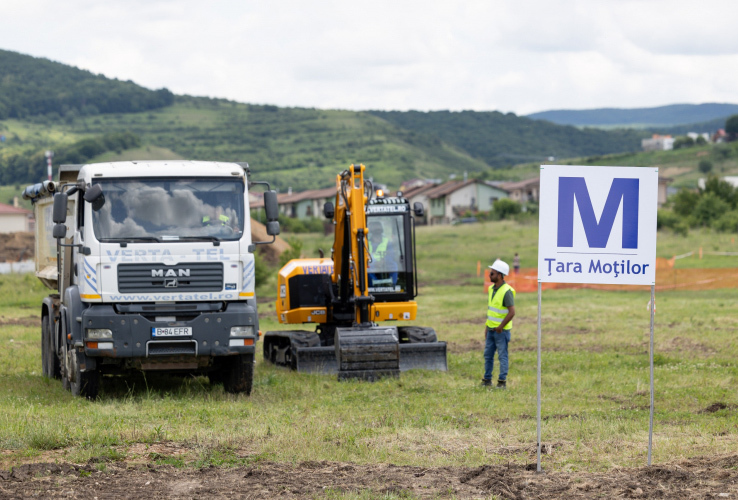Emil Boc, primarul de decenii al Clujului, a administrat defectuos proiectul pentru metrou și a pierdut banii din PNRR. Este metroul o pălărie prea mare pentru o primărie?