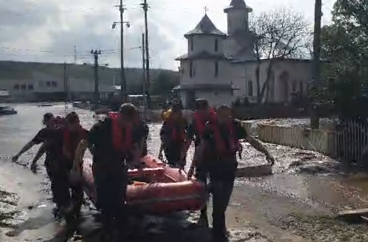 Cod Roșu de inundații, viituri și scurgeri pe versanți, torenți și pâraie în Vaslui și Galați / Mai multe drumuri din Galați, închise / Alte șapte localități din județul Vaslui, sub cod roșu de ploi / Patru victime în Galați în urma inundațiilor / Alte județe vizate de avertizări meteo