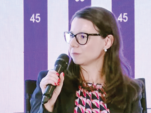 Kearney: Clientii români sunt mai putin loiali băncilor traditionale decât media europeană. Unul din cinci români lucrează cu cel puțin trei bănci și aproape 4 din 10 lucrează cu o bancă digitală