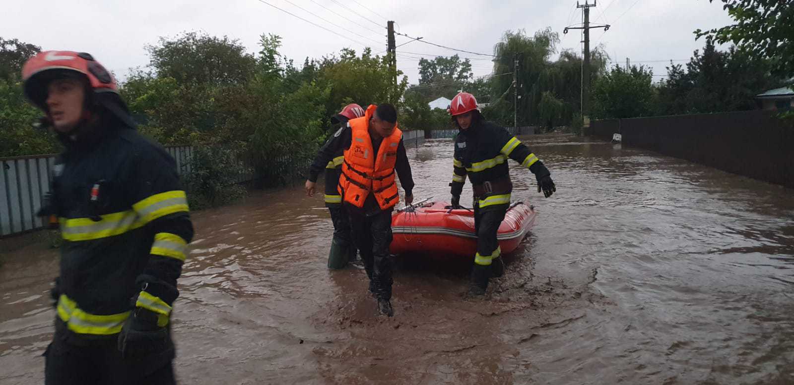 Inundații în județul Galați. Pompierii din Botoșani și jandarmii gălățeni au dăruit jucării copiilor