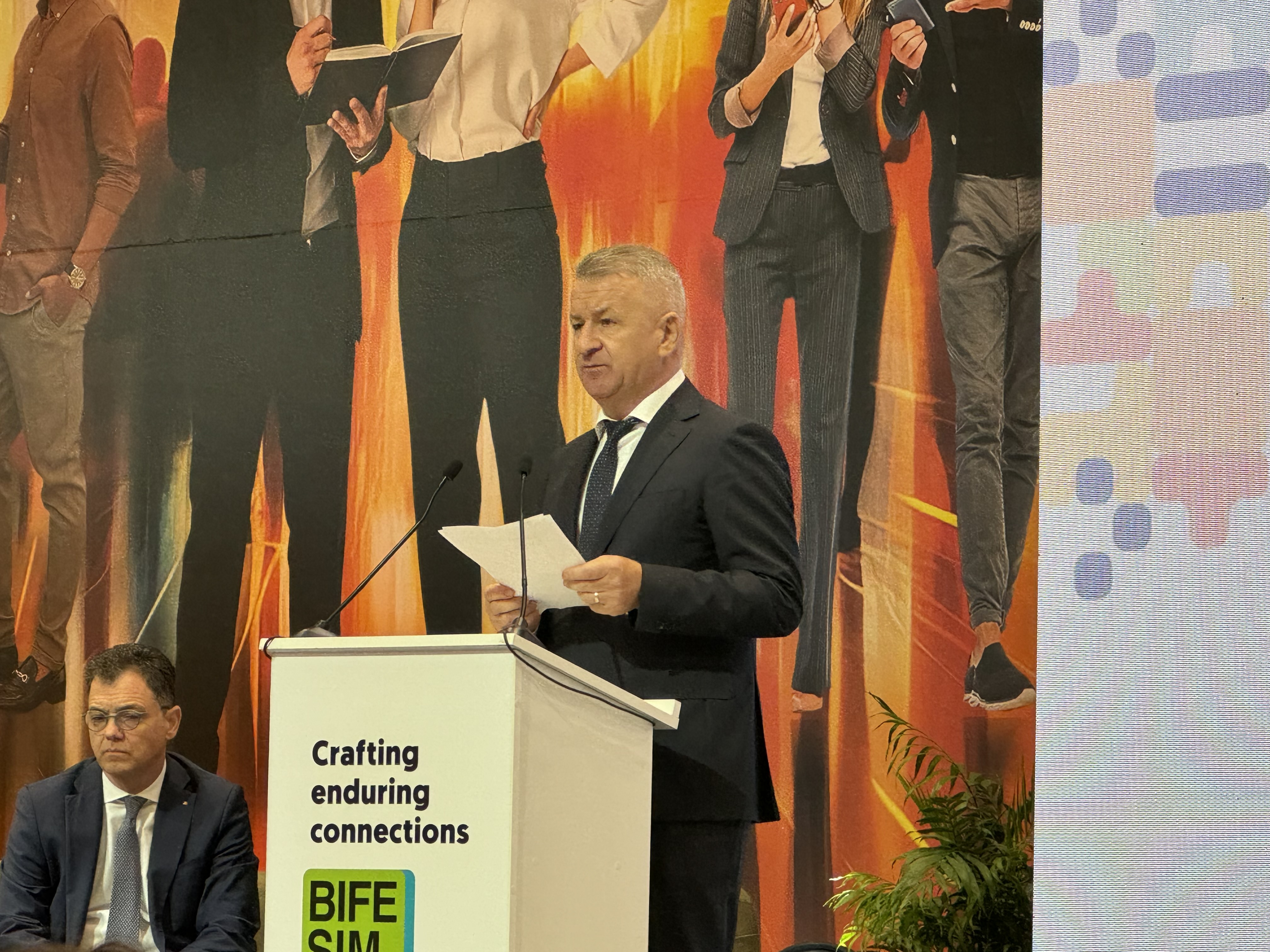 Dumitru Blaga, președintele APMR: industria mobilei este al doilea sector ca valoare adaugată în producție, după IT, dar numărul de companii scade din cauza creșterii costurilor și lipsei de materie primă, iar asta ar trebui să îngrijoreze statul român