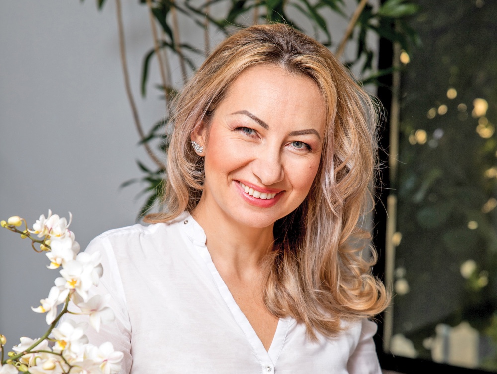 Povestea antreprenoarei care a creat un adevarăt imperiu al florilor, cu o rețea de 12 florării în orașe din România, și care lucrează cu peste 58.000 de magazine internaționale din 140 de țări