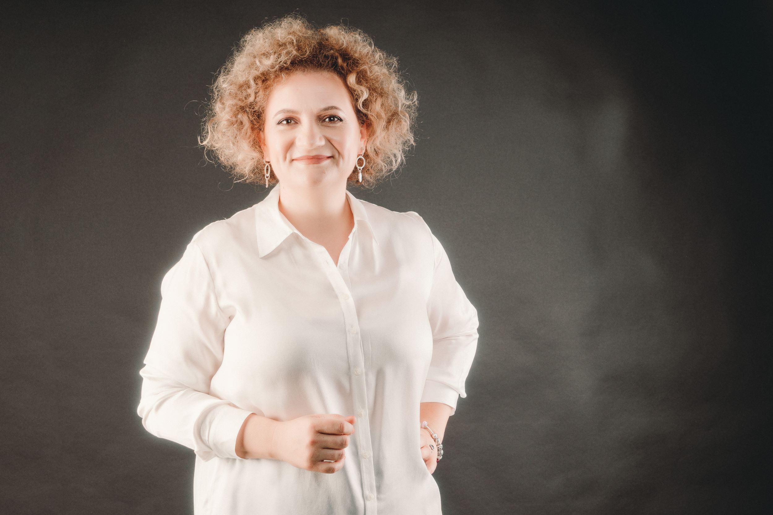 Povestea unei tinere care crede că studiul este cheia succesului și că locul de muncă trebuie să ni se potrivească precum o mănușă. Plecând de la această convingere, ea a înfințat Academia Prietenoasă de IT