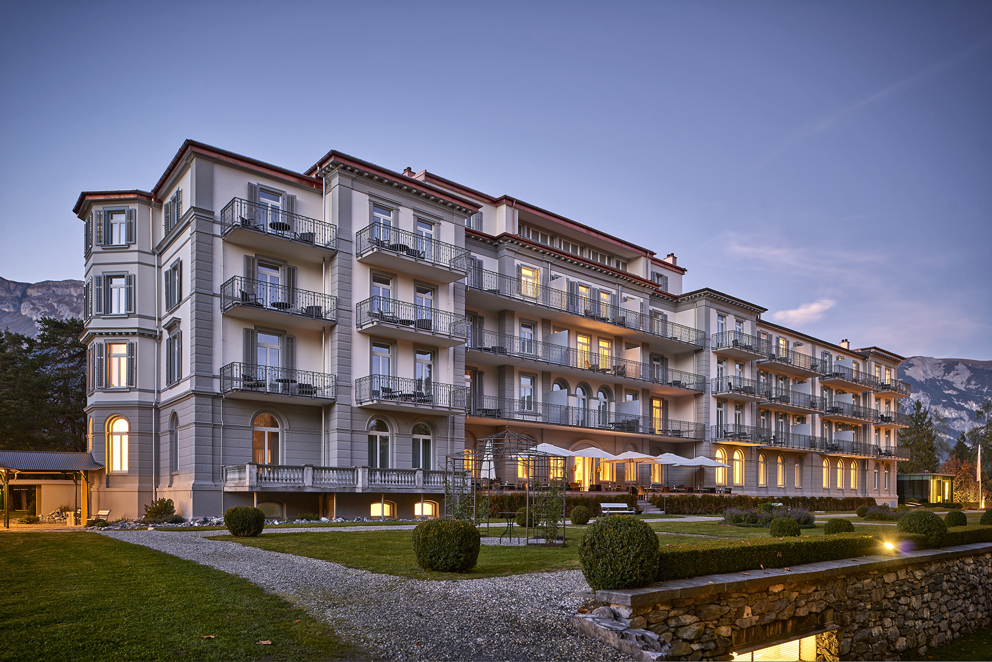 Karina Pavăl, vicepreședinte Pavăl Holding, despre achiziția complexului hotelier Waldhaus Flims Wellness Resort din Elveția: Este o investiție strategică ce completează portofoliul nostru de proprietăți cu istorie. Vedem un potențial imens în revitalizarea resortului