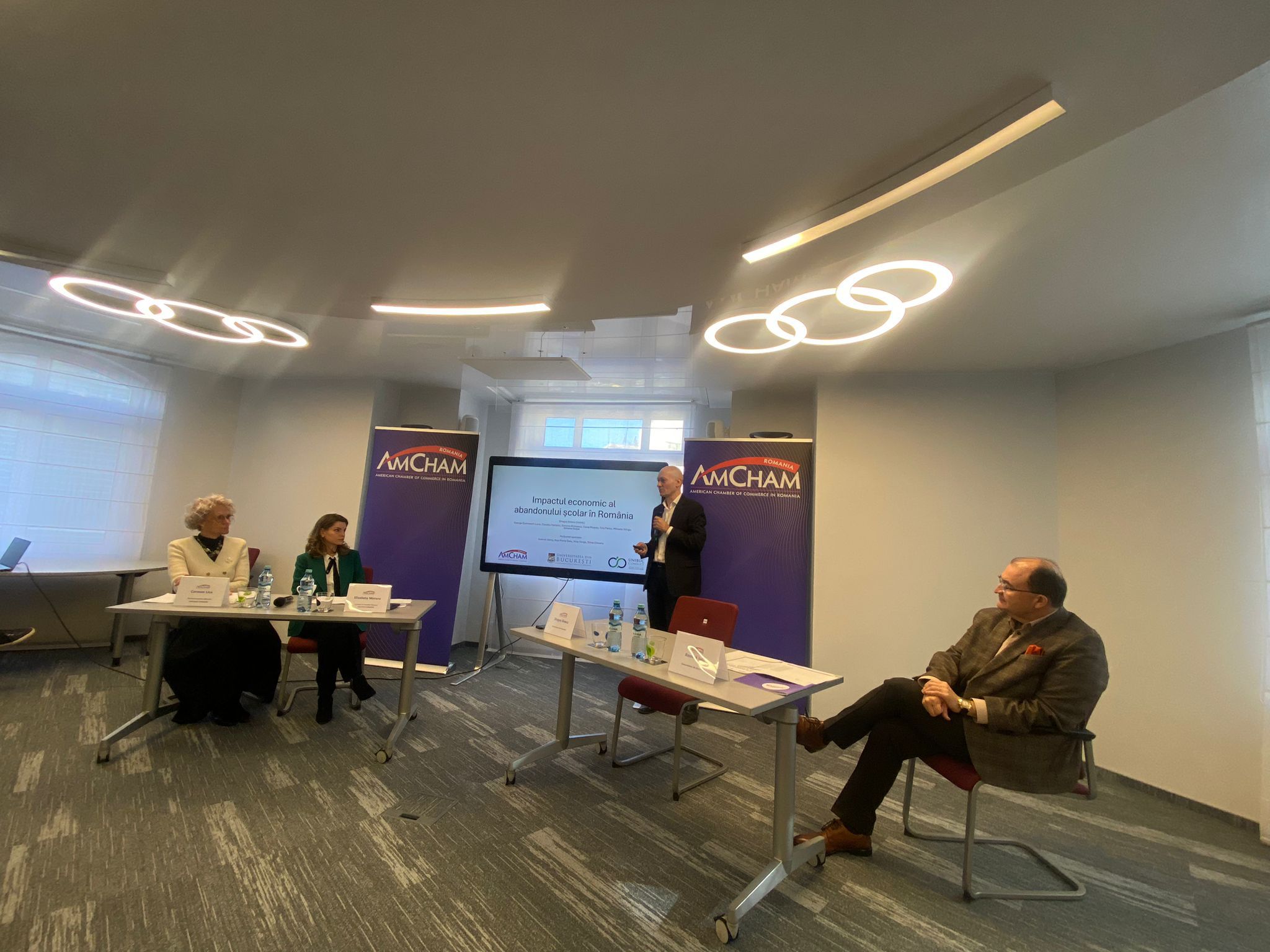 O persoană care abandonează școala va ajunge să câștige pe parcursul vieții cu aproape 200.000 de euro mai puțin decât cineva care își continuă studiile