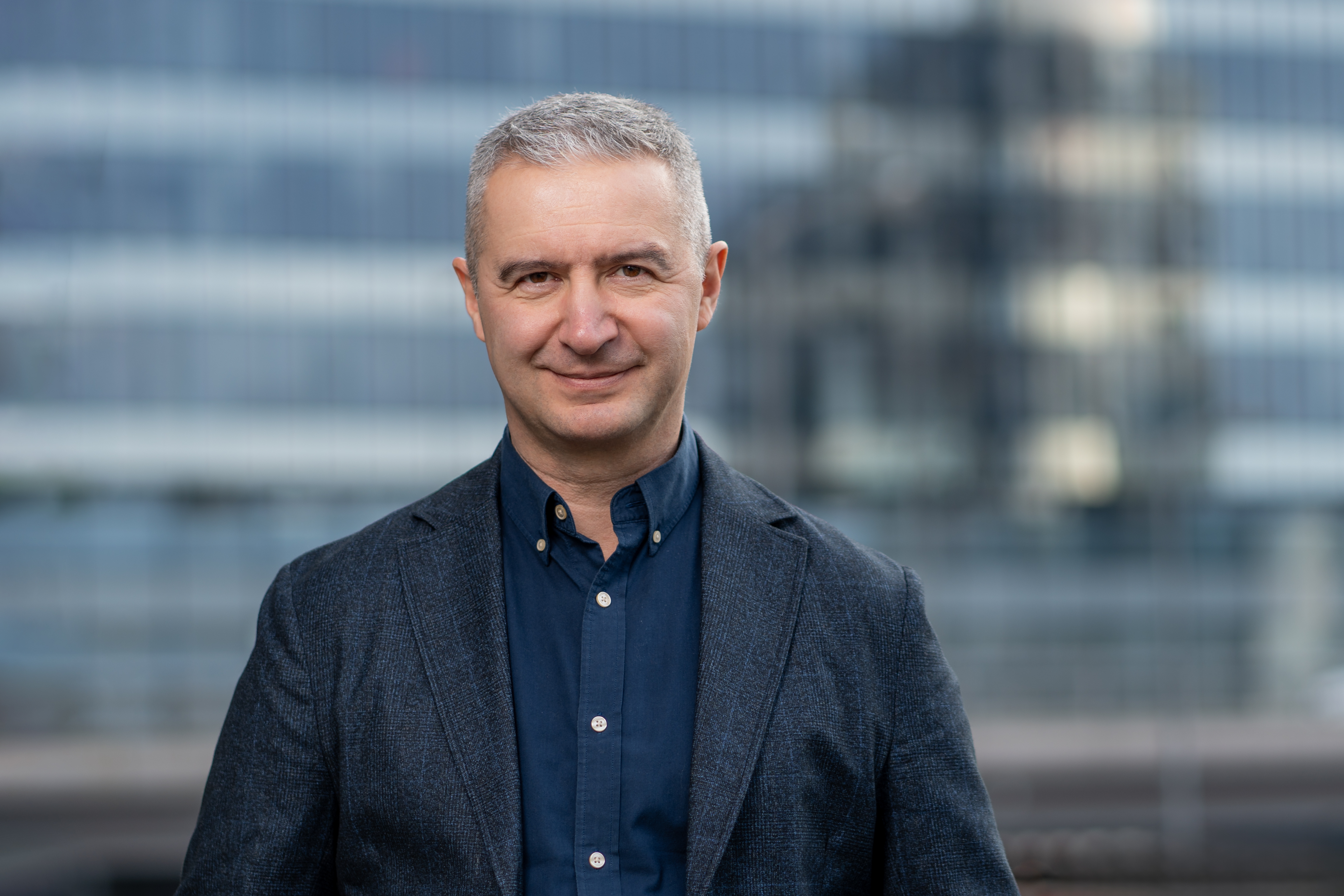 Andrei Dudoiu reia funcția de CEO al platformei de investiții SeedBlink. Carmen Sebe, care a ocupat postul de director general al companiei timp de circa patru ani, preia rolul de Președinte al Consiliului de Administrație de la noul CEO