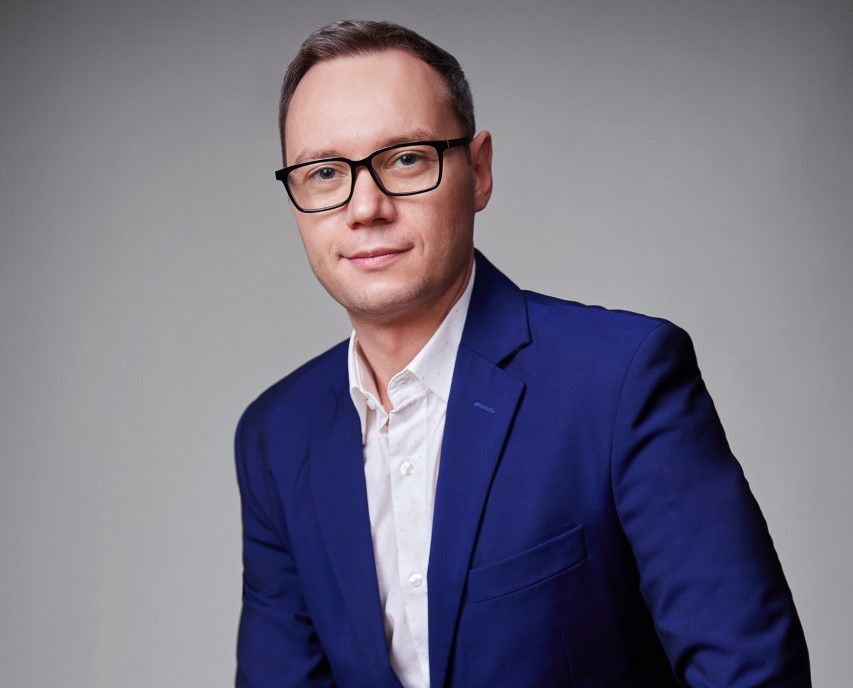 Vremurile cu trasee profesionale predefinite au apus. Cum pot tinerii Gen Z aflați la început de carieră să își găsească joburi în era AI, într-o piață a muncii care caută oameni deja calificați