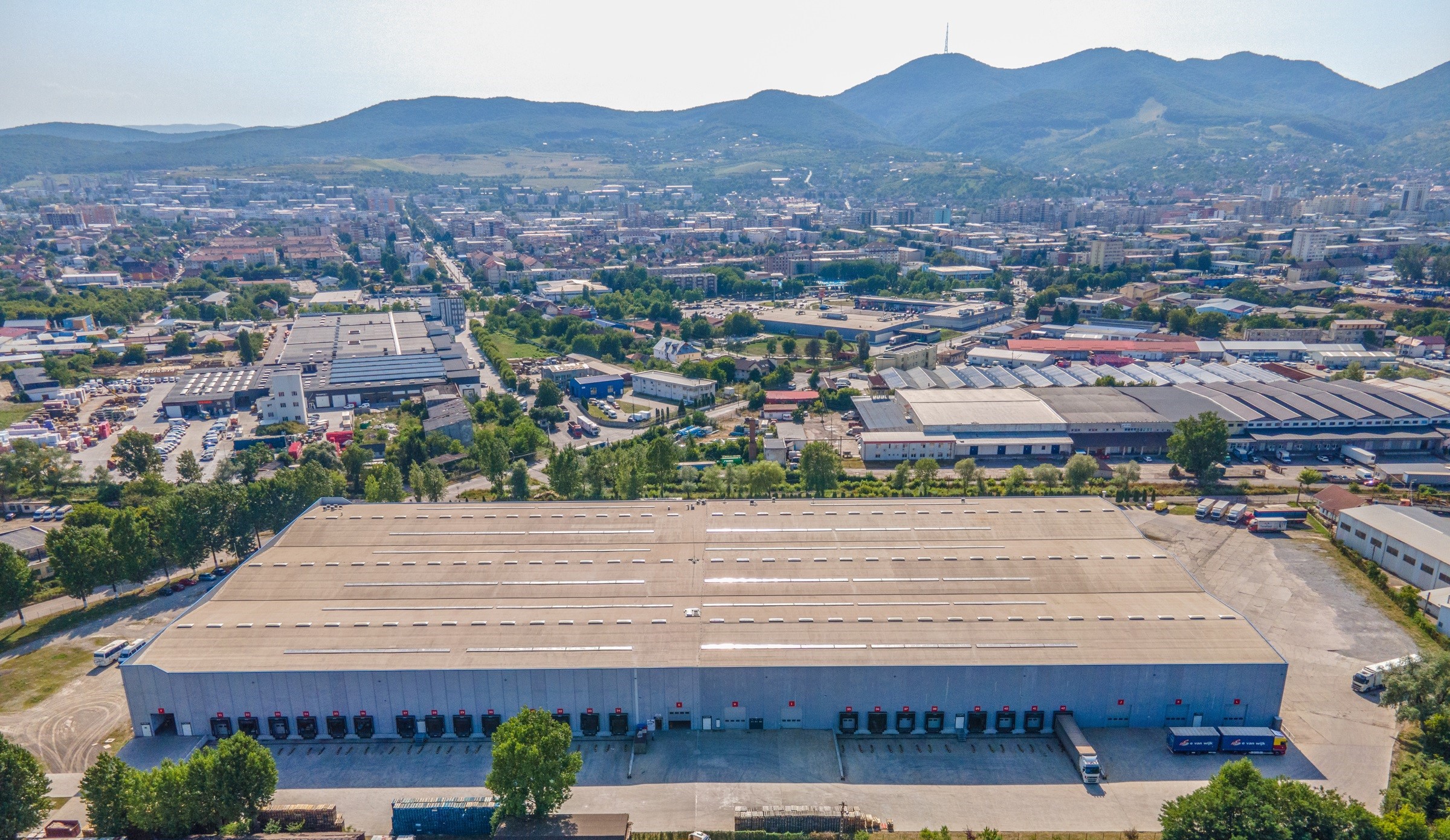 Încă o tranzacție logistică: FAN Courier, liderul pieței de curierat, cu afaceri de peste 1,25 mld. lei, pariază pe autostrada A1 și a închiriat 4.500 mp în CTPark Deva