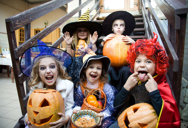 Studiu britanic: 80% din costumele de Halloween pentru copii, vândute online, pot ucide