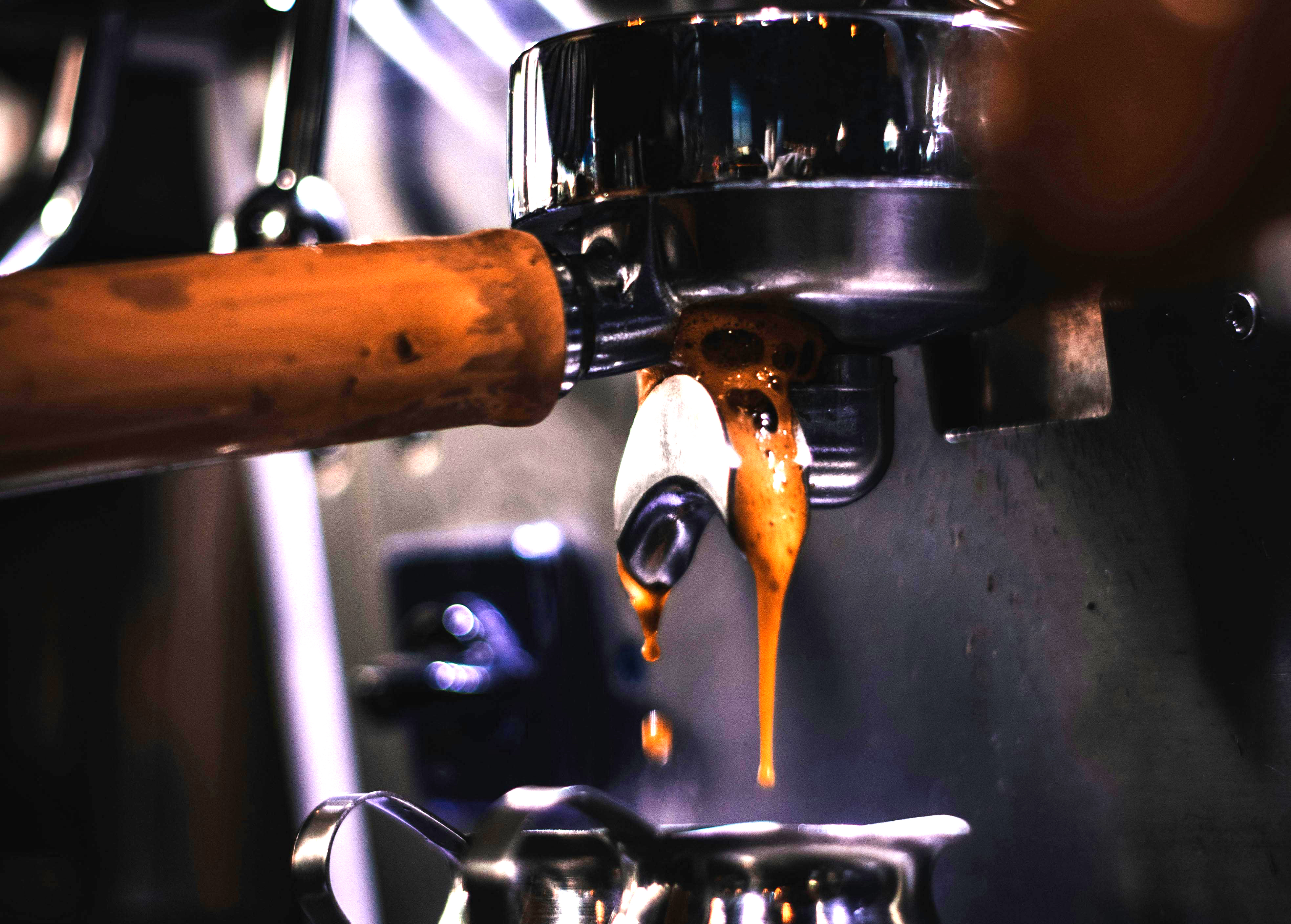 Unul dintre cele mai mari lanțuri de cafenele din lume este lovit de o criză profundă, fenomen ce îl împinge pe nou șef al companiei să modifice meniul și chiar să scadă prețurile pentru a face față noilor condiții