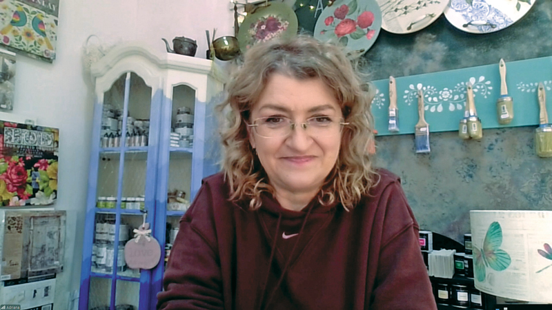 Afaceri de la Zero. Adriana Nica a renunțat la corporație după 23 de ani și a pornit Soul Paint Atelier, un proiect prin care ține workshopuri de recondiționare a obiectelor în Bacău și București. „Totul capătă culoare“