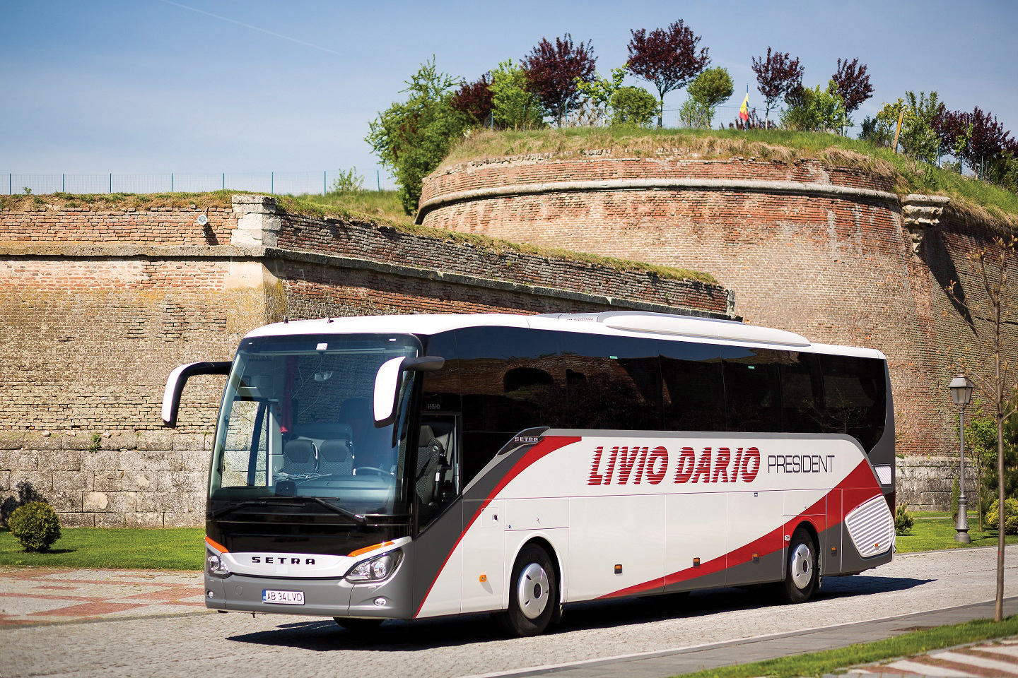 Cum a ajuns o firmă de transport din Alba Iulia la afaceri de 80 mil. lei cu 300 de autocare și microbuze care transportă zilnic 30.000 de muncitori la fabricile din Brașov, Cluj-Napoca, Sebeș și alte orașe
