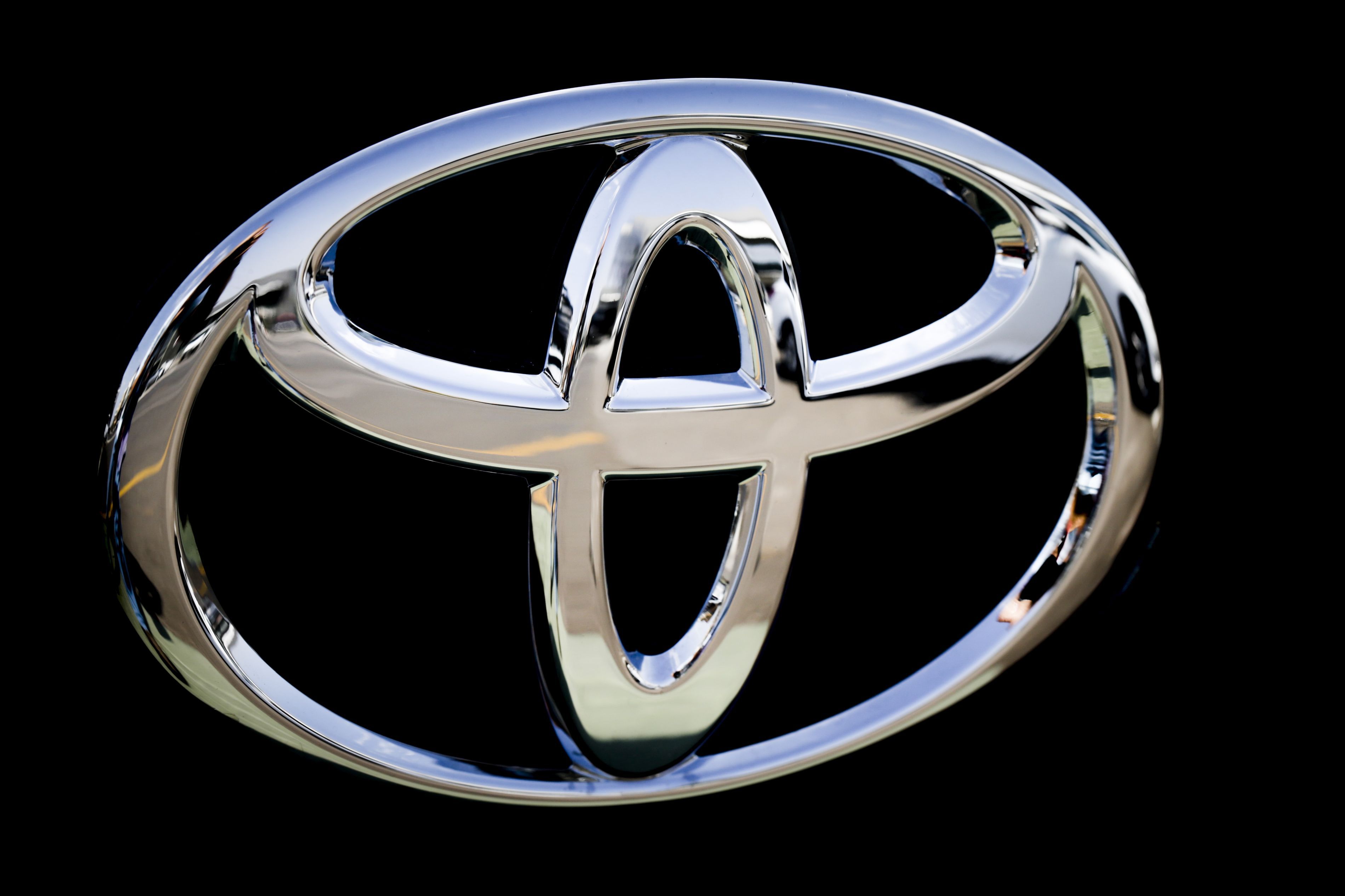 Nu doar producătorii auto europeni au probleme: Toyota înregistrează o scădere cu aproape 20% a profitului operațional în al treilea trimestru al acestui an. Compania a virat greu spre electrificare și a fost afectată de probleme tehnice