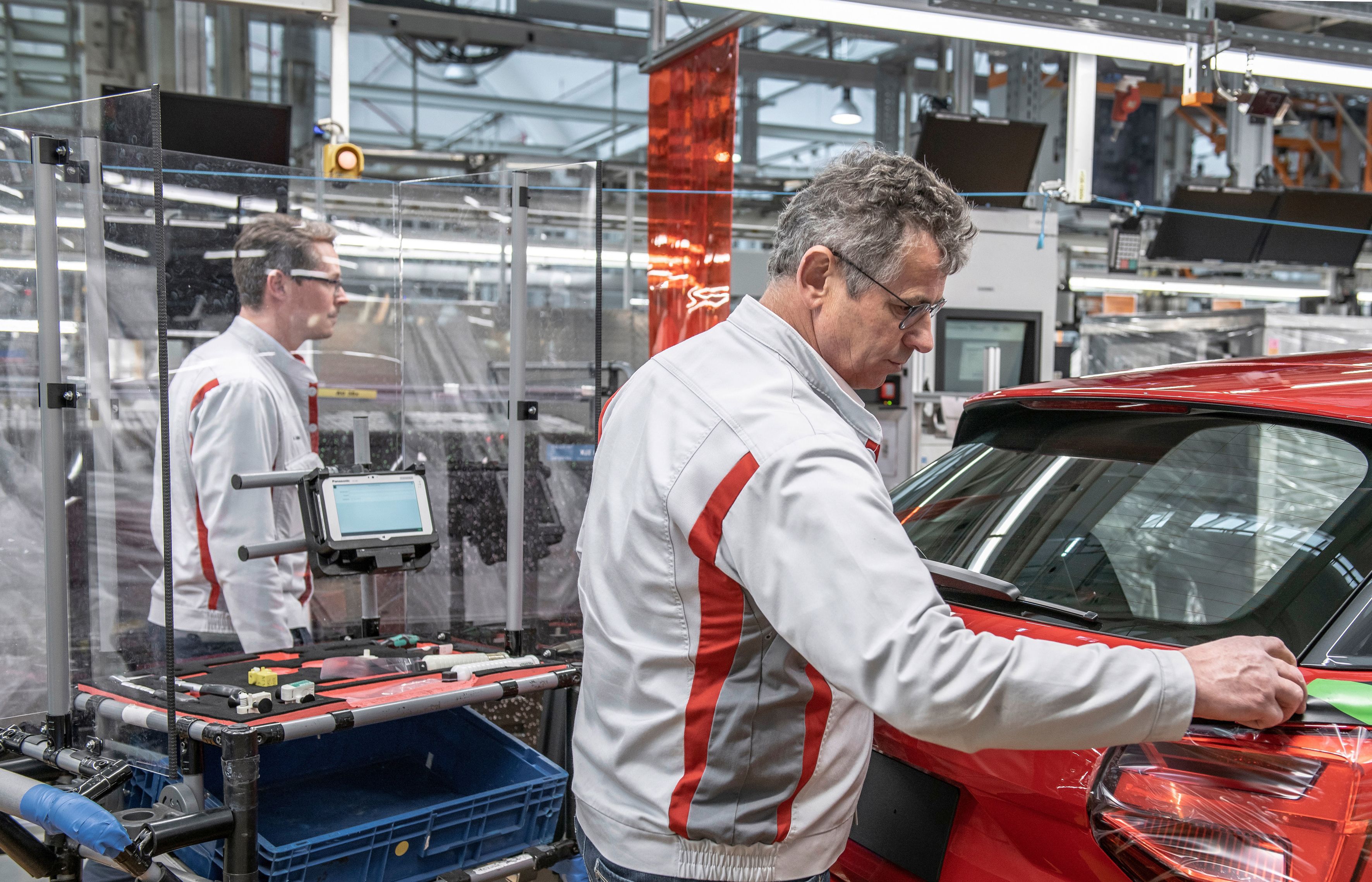 Încă o lovitură pentru industria auto europeană: Acțiunile BMW, Mercedes, Porsche și Volkswagen scad pe bursă după anunțul victoriei lui Donald Trump. Viitorul președinte american promite că va impune tarife comerciale dure
