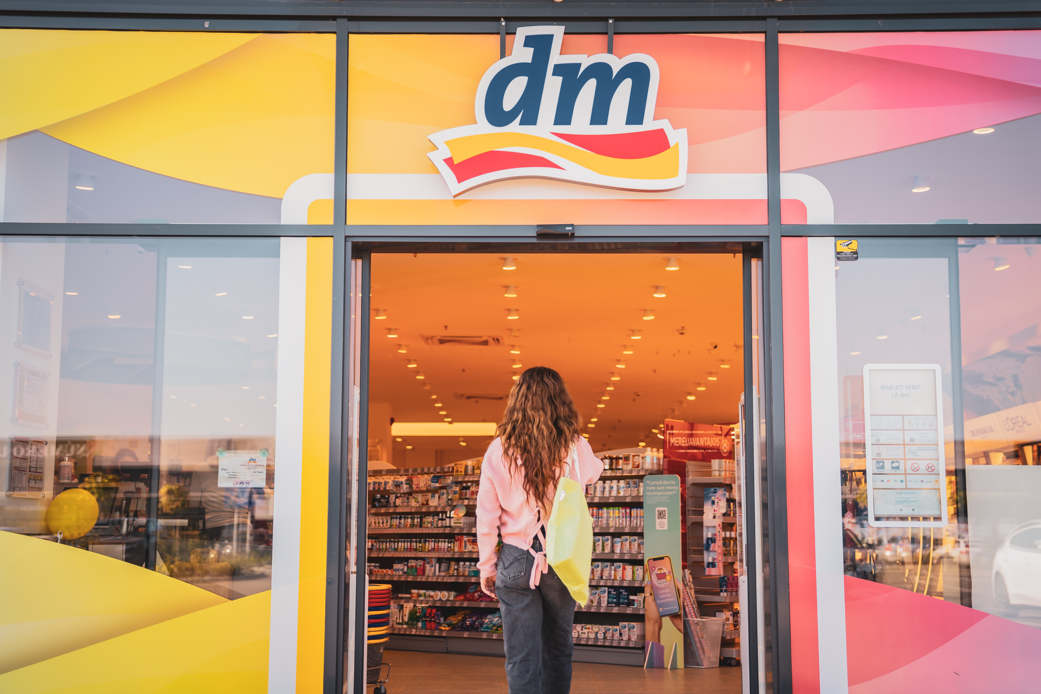 Reteaua dm drogerie markt a închis anul financiar 2023 - 2024 cu afaceri de 1,77 miliarde lei, în creștere cu 35%. Compania a deschis 17 magazine noi în România în ultimul an