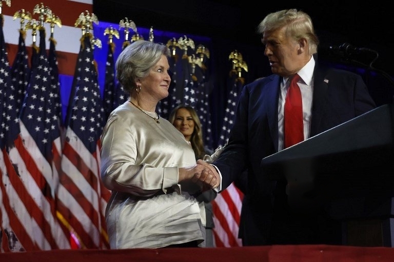 „Doamna de gheață” ajunge la Casa Albă. Susie Wiles, arhitectul campaniei lui Donald Trump din 2024 și unul dintre cei mai importanți aliați ai acestuia a fost aleasă de viitorul președinte american pentru funcția de șef de cabinet în noua administrație ce se va instala din ianuarie