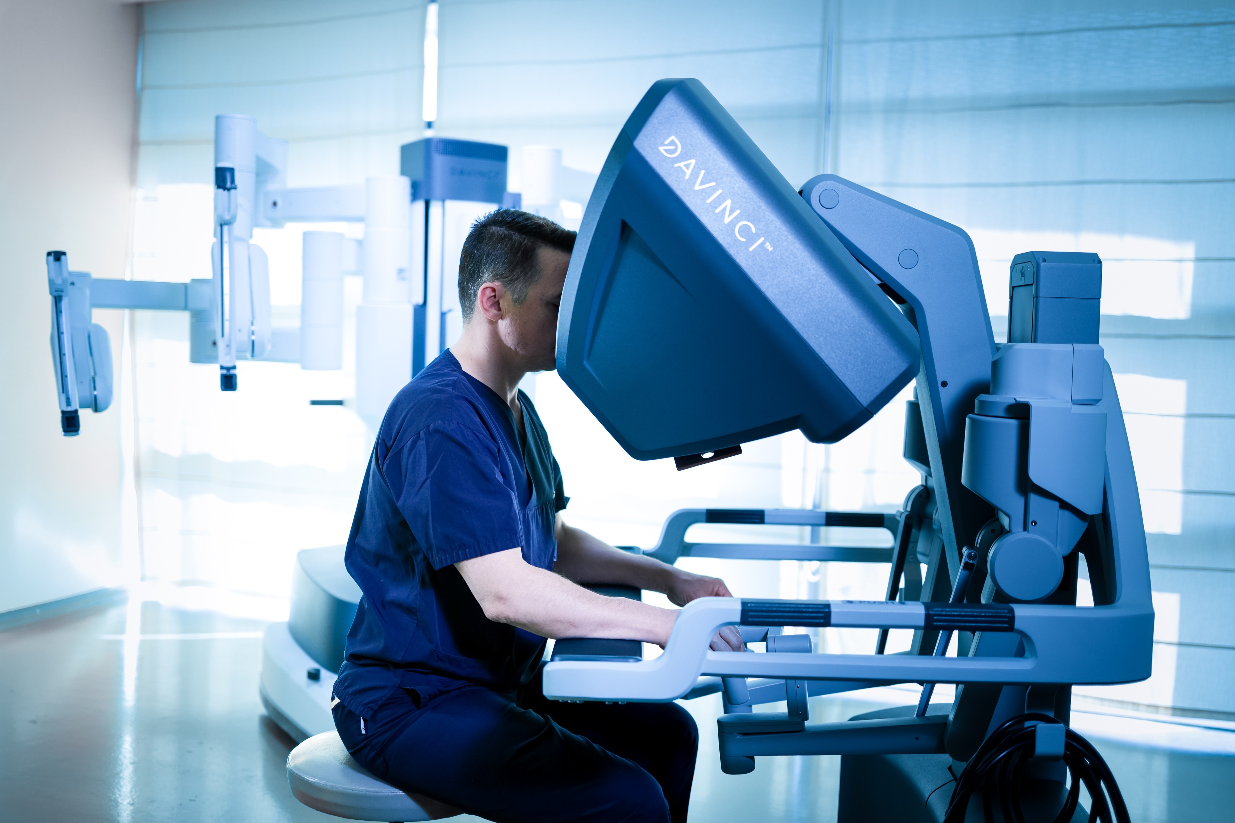 Un nou centru de chirurgie robotică la stat: Spitalul de urgență Bistrița investit 3,5 mil. euro în robotul Da Vinci