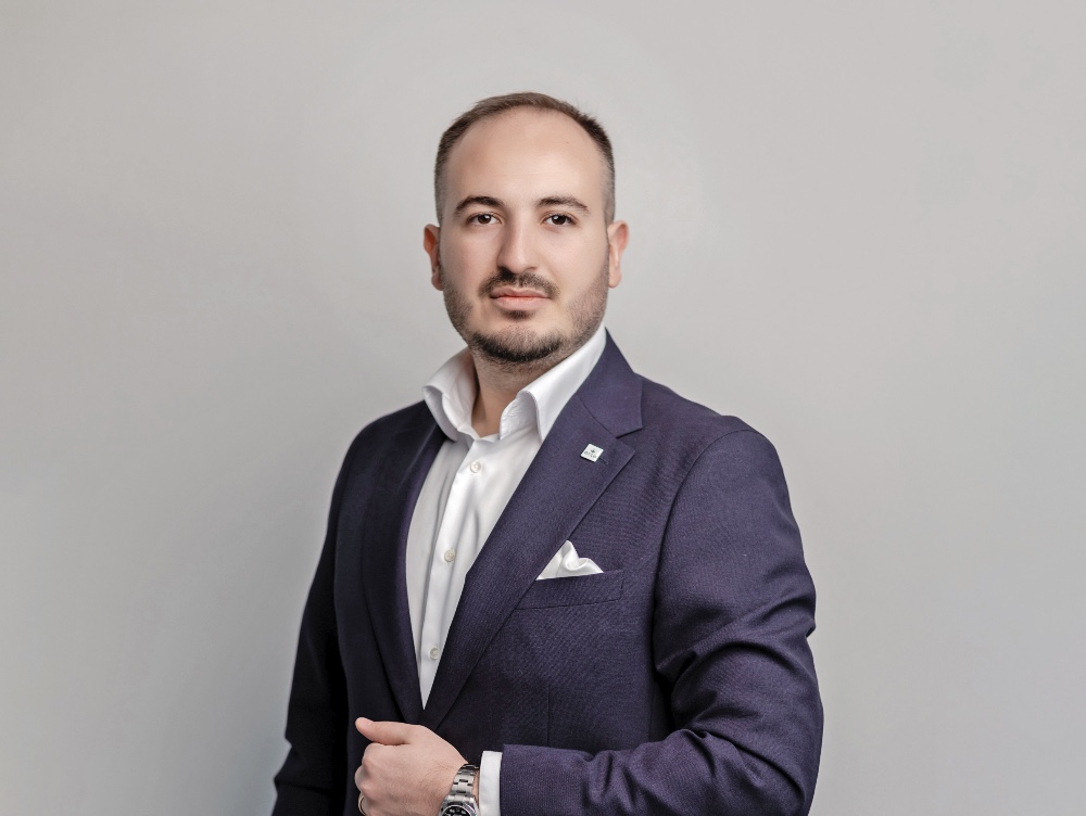 Într-o piață invadată de produse din import, un tânăr antreprenor din Timișoara pariază pe produse românești și câștigă. Povestea lui arată că păstrarea tradiției, combinată cu inovația, poate fi profitabilă
