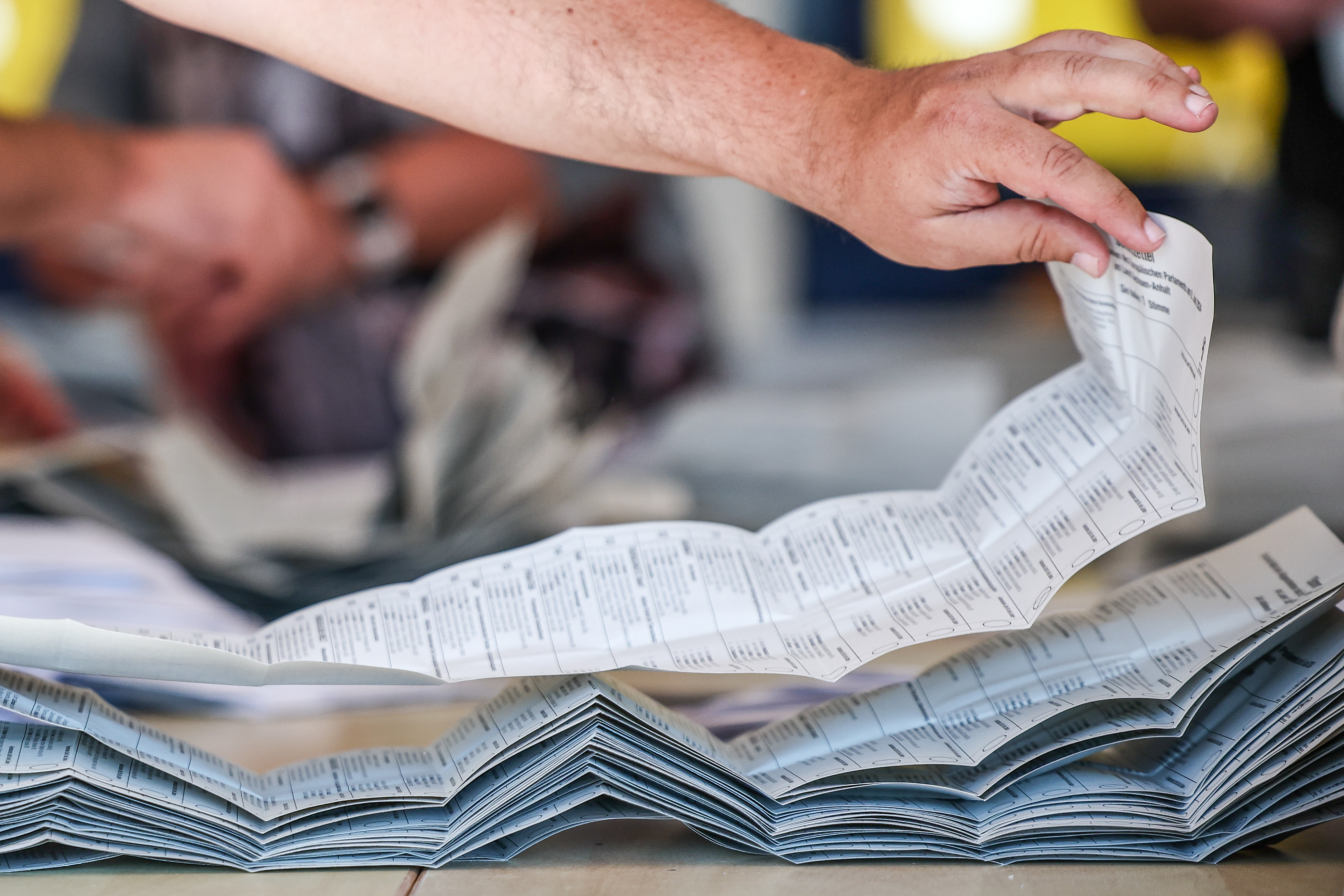Dolj: Dosar penal după ce mai multe persoane au primit mai multe buletine de vot