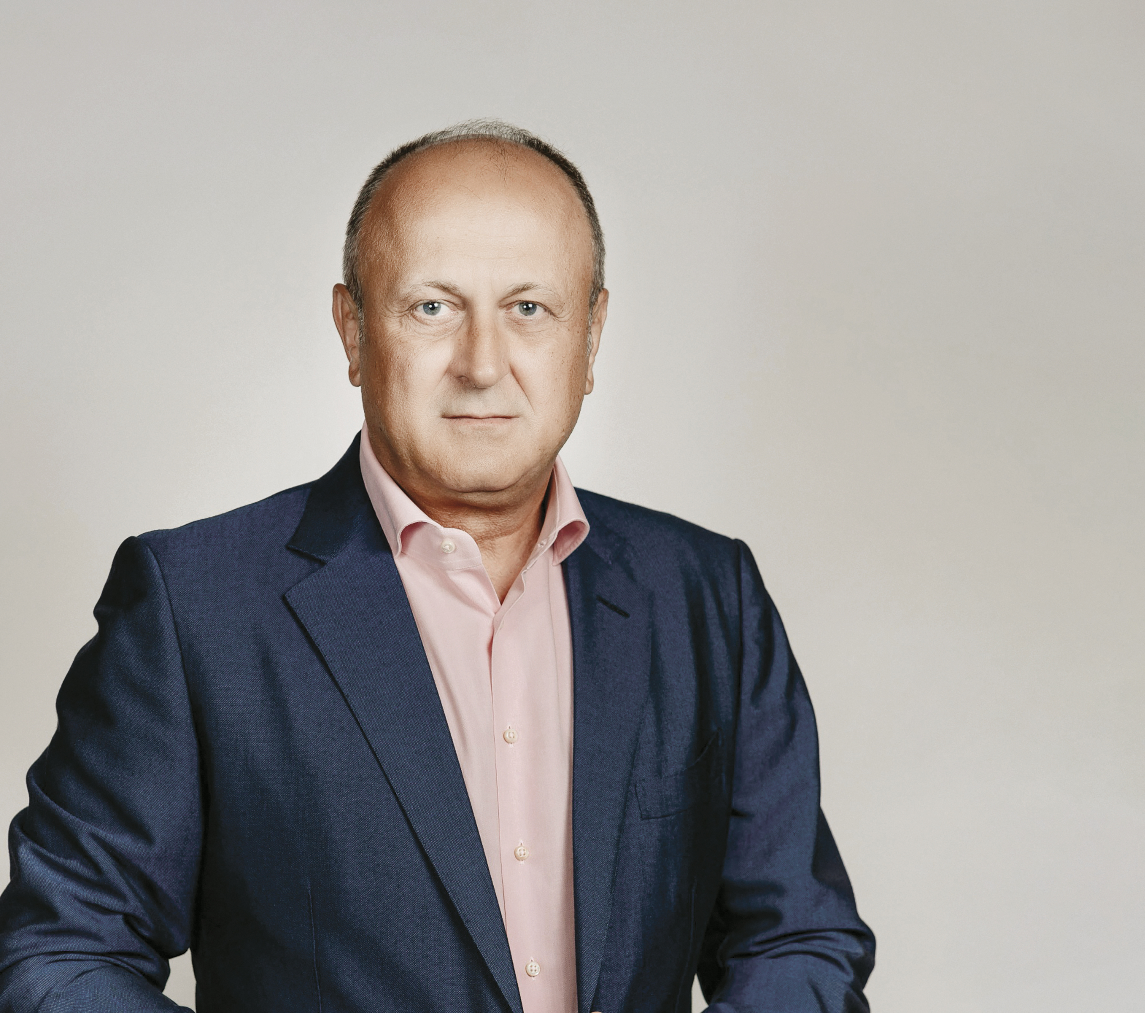 100 Cei mai admirați CEO din România. 10. Dan Șucu, fondator și proprietar Grup Mobexpert