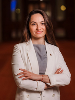 Ce nu știe nimeni despre șefa POT: Are două masterate în finanțe și real-estate în Europa și a participat la tranzacții imobiliare de sute de milioane de euro pe piețele din Australia, Ungaria sau Germania