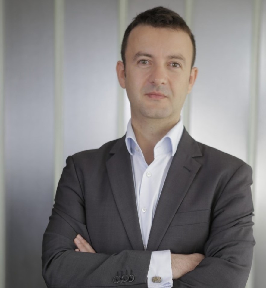 EY: Generația Z va fi un factor cheie pentru viitorul inteligenței artificiale, reprezentând 30% din forța de muncă globală până în 2030, dar excesul de încredere în folosirea AI trebuie privit cu prudență