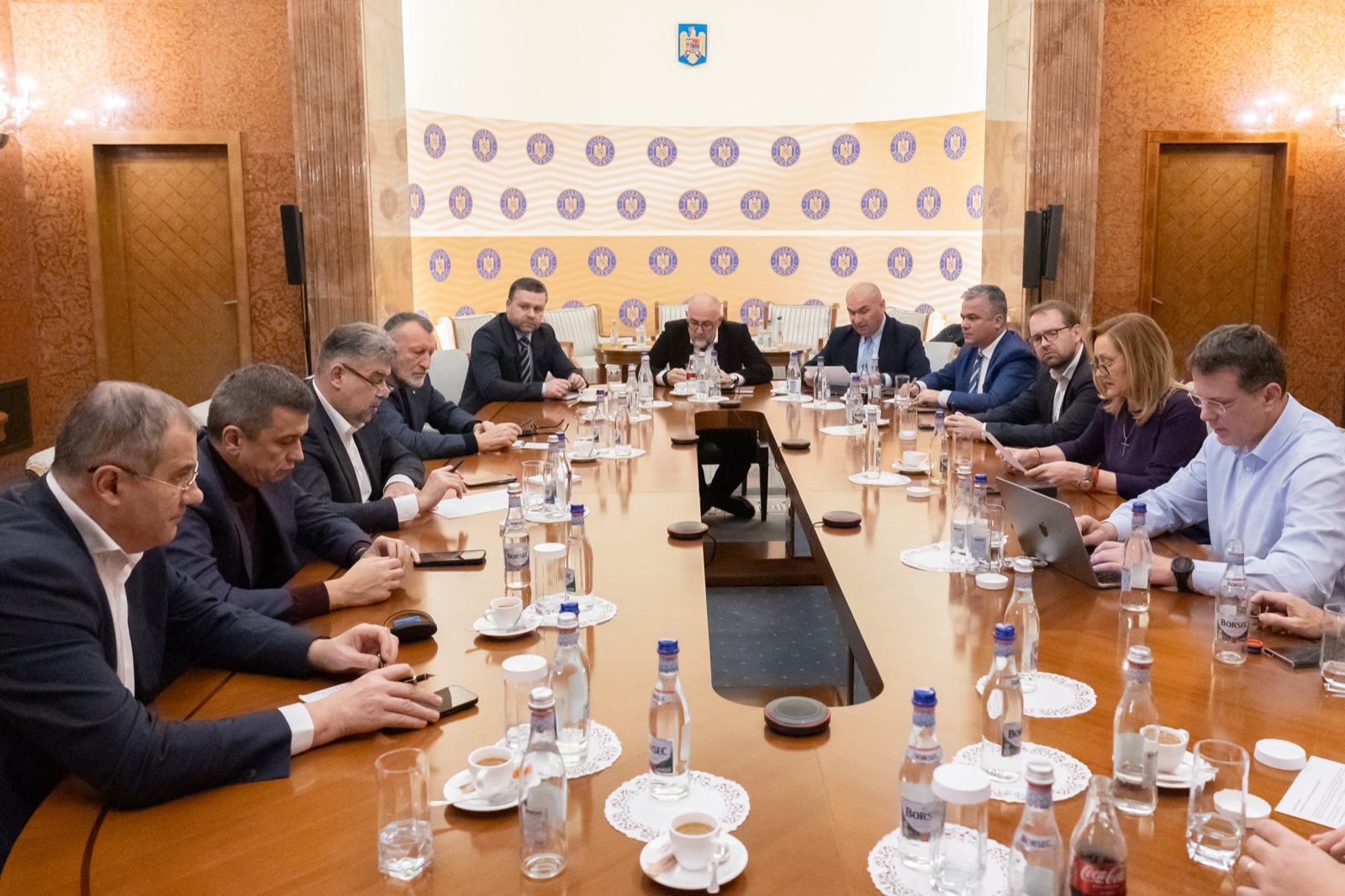 Când guvernul/România are nevoie de 250 mld. lei, adică 50 mld. euro în 2025 doar pentru a trece anul, Coaliția vine în fața publicului cu restructurarea a două ministere și 2/3 secretari de stat. În acest mod, nu va mai trece mult timp și vom fi aruncați în categoria „junk”