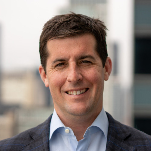 Cine este Adam Hitchcock, americanul care a preluat Artrom Steel Tubes Slatina. El a fost managing director la gigantul Guggenheim Partners, a lucrat în biroul șefului de cabinet al președintelui Obama, iar acum este proprietarul Great Lakes Global Holdings, o companie cu venituri de 600 mil. dolari