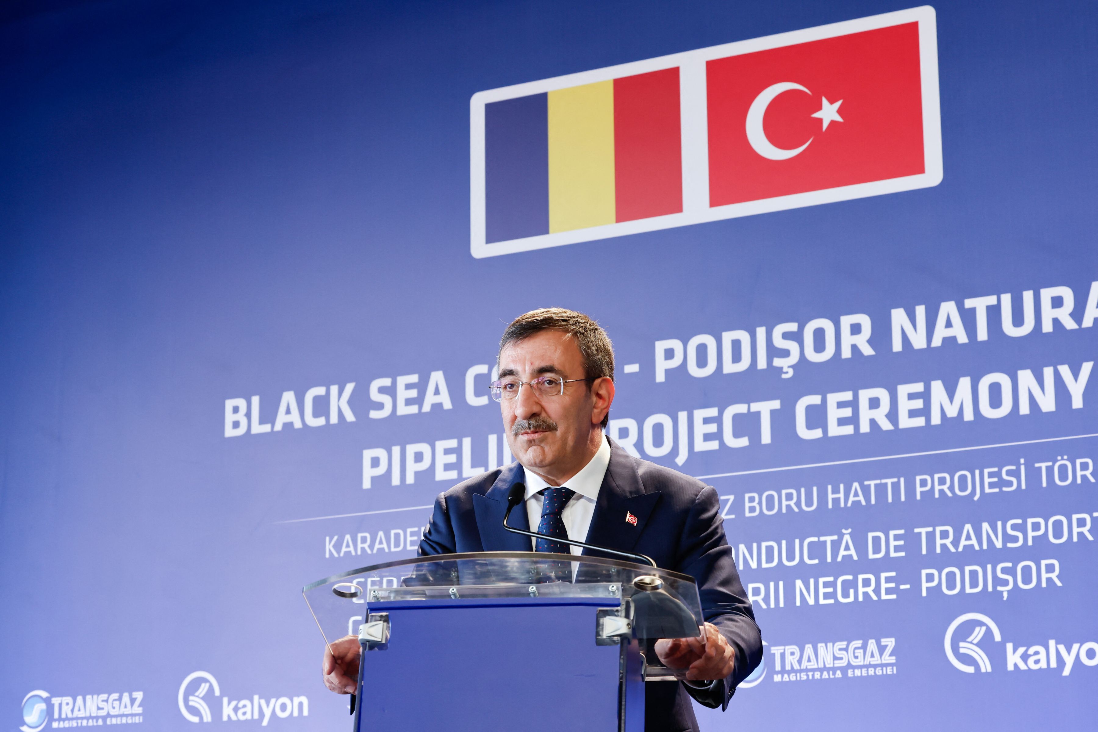 Cine este cel care îi șoptește în ureche lui Erdogan: Vicepreședintele Cevdet Yılmaz joacă un rol crucial în culisele celei mai mari reforme economice a Turciei, gestionând trecerea la ortodoxia financiară și relațiile cu mediul de business. De 21 de ani este la dreapta președintelui, iar acum, se asigură că planul lui Șimșek, arhitectul noii economii a Turciei, este respectat