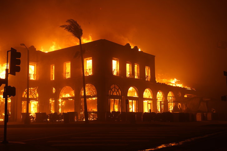 Incendiile uriașe din California distrug mii de case, deși vânturile puternice se atenuează