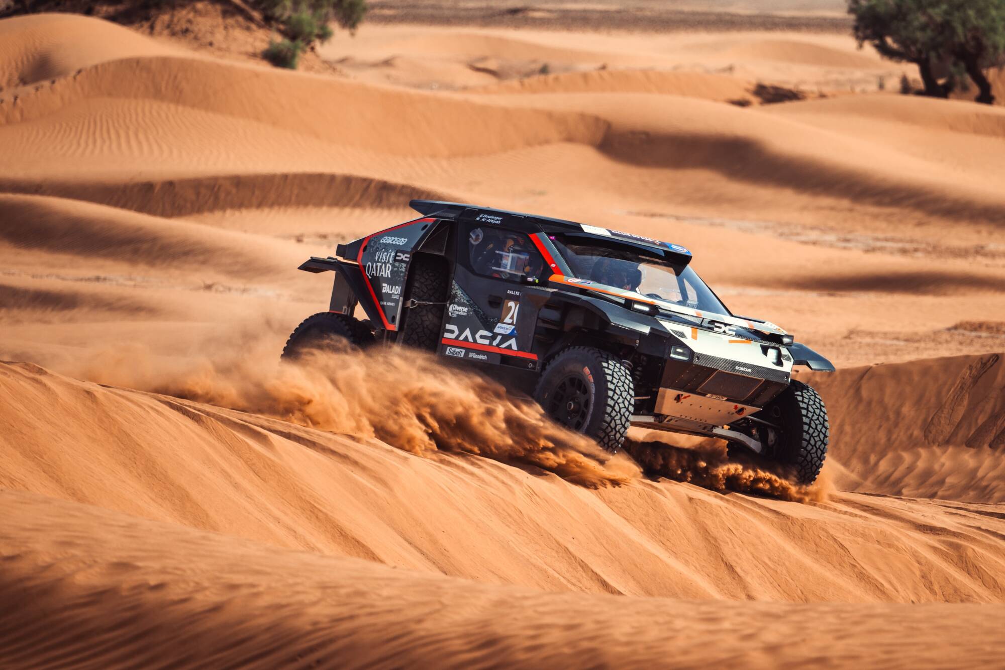 Un brand românesc revine la Dakar: Dacia Sandriders ia astăzi startul în cea mai dificilă cursă auto din lume. Tot francezii au dus și ARO la Paris-Dakar în 1982