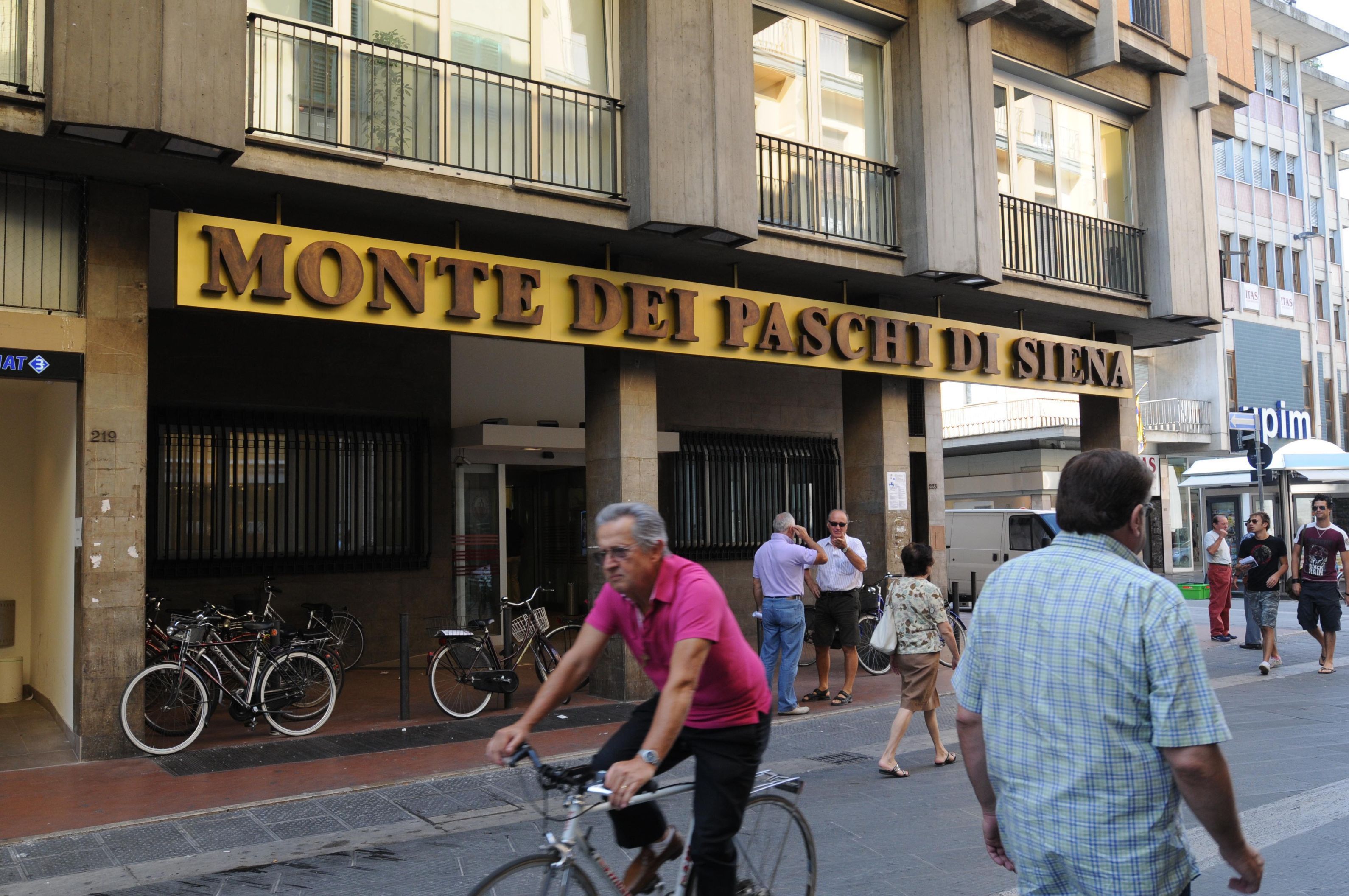 Tensiuni in sistemul bancar italian: Acționarii Mediobanca au respins oferta de preluare în valoare de 13 miliarde de euro făcută de Monte dei Paschi, cea mai veche bancă din lume. „Oferta este lipsită de rațiuni comerciale și financiare și, prin urmare, este distructivă pentru Mediobanca”