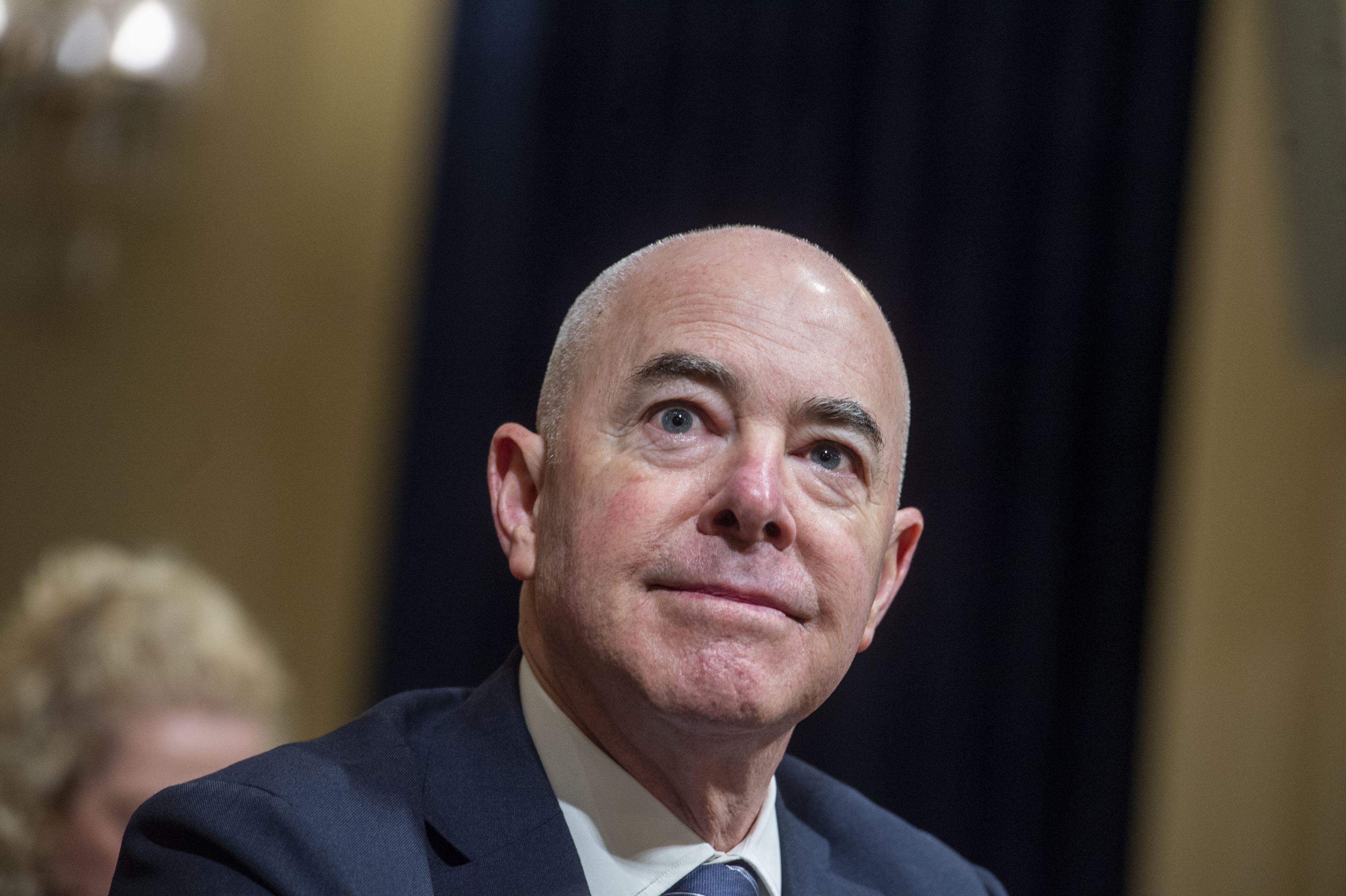 Cine este Alejandro Mayorkas, șeful Homeland Security din SUA, care tocmai a anunțat că România a fost inclusă în programul Visa Waiver. Mama lui a fost o evreică româncă, a cărei familie a fugit în timpul Holocaustului, refugiindu-se în Cuba înainte de a emigra în Statele Unite